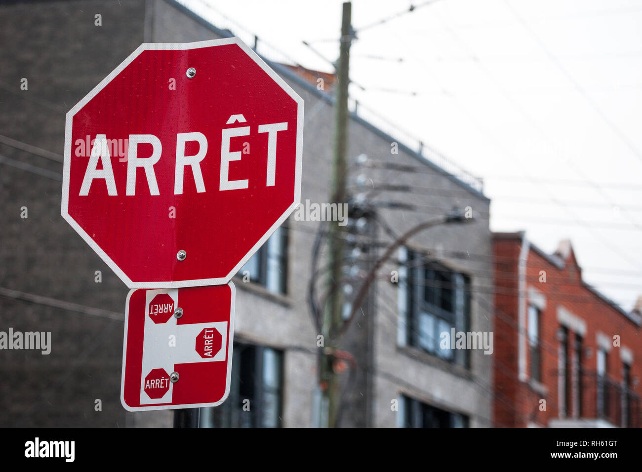 Quebec Stoppschild, gehorchen, die von zweisprachigen Regeln der Provinz, die die Verwendung der französischen Sprache zu schildern, und die in Arret übersetzt, Stockfoto