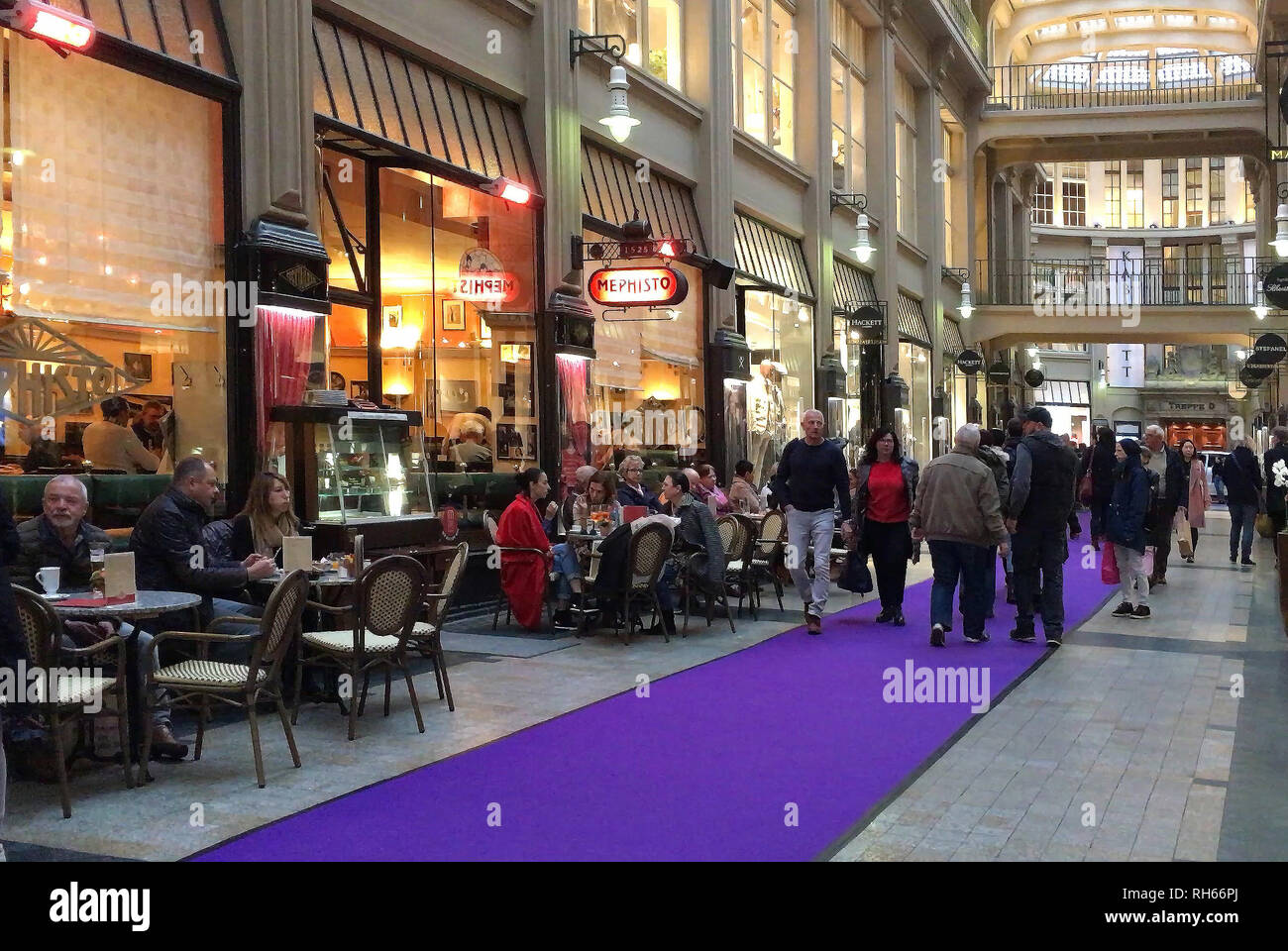 Leipzig Sachsen Deutschland 10 November 2018 Einkaufspassage Maedlerpassage Mit Passanten Vor Dem Historischen Cafe Mephisto In Leipzig Deutschland Stockfotografie Alamy