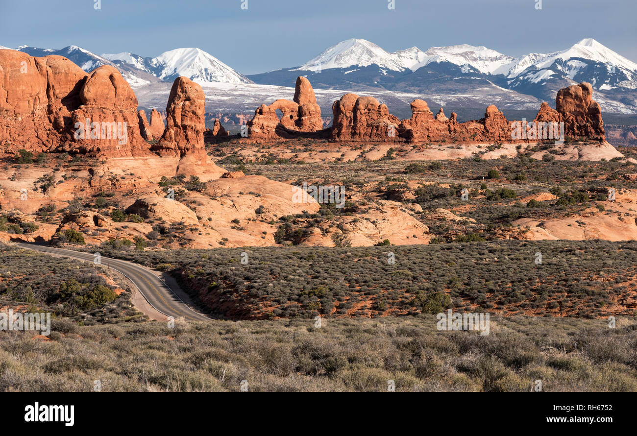 Garten Eden mit malerischen Straße windet sich durch riesige Monolithen und Bögen, Utah. Stockfoto