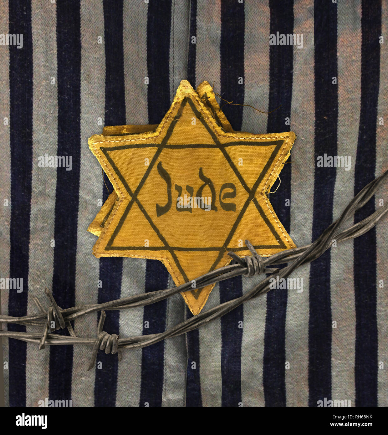 Hollocaust Tag der Erinnerung, Gelber Stern auf grau und schwarz Stoff Hintergrund. Das Wort Jude bedeutet Jude in deutscher Sprache. Stockfoto
