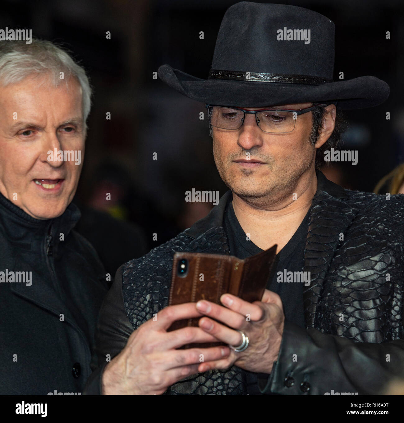 James Cameron, Regisseur Robert Rodriguez besucht die Weltpremiere von "Alita: Battle Angel' im Odeon Leicester Square. Stockfoto