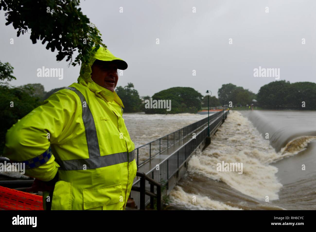 Ein Polizist einen Fluss Flut und Handeln in Abstimmung mit den Notdiensten während einer 1 in der 100-jährigen Hochwasser in Townsville, Queensland, Australien im Januar und Februar 2019 Stockfoto