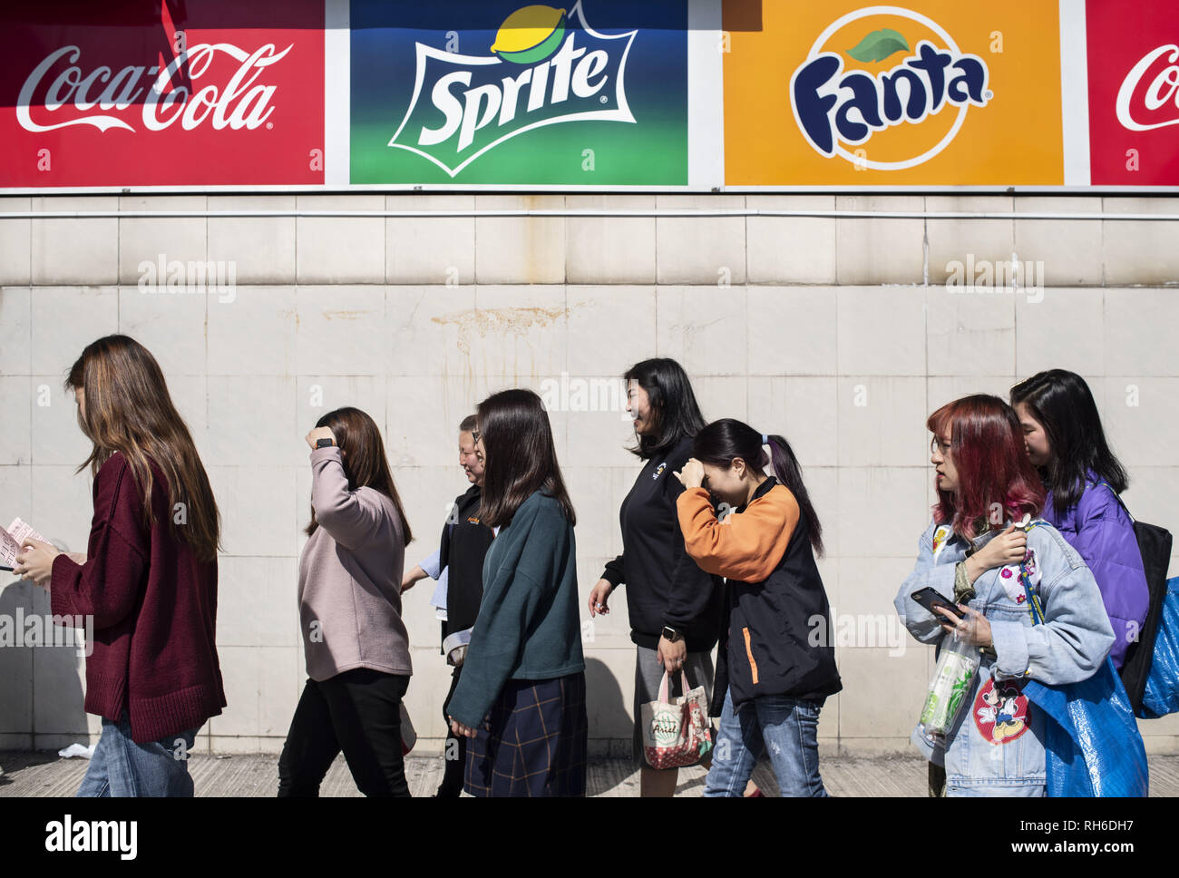 Januar 29, 2019 - Hong Kong - Pendler sind sehen Sie an einem Coca-Cola, Fanta und Sprite Werbung Plakatwand in Kong Kong. (Bild: © Miguel Candela/SOPA Bilder über ZUMA Draht) Stockfoto