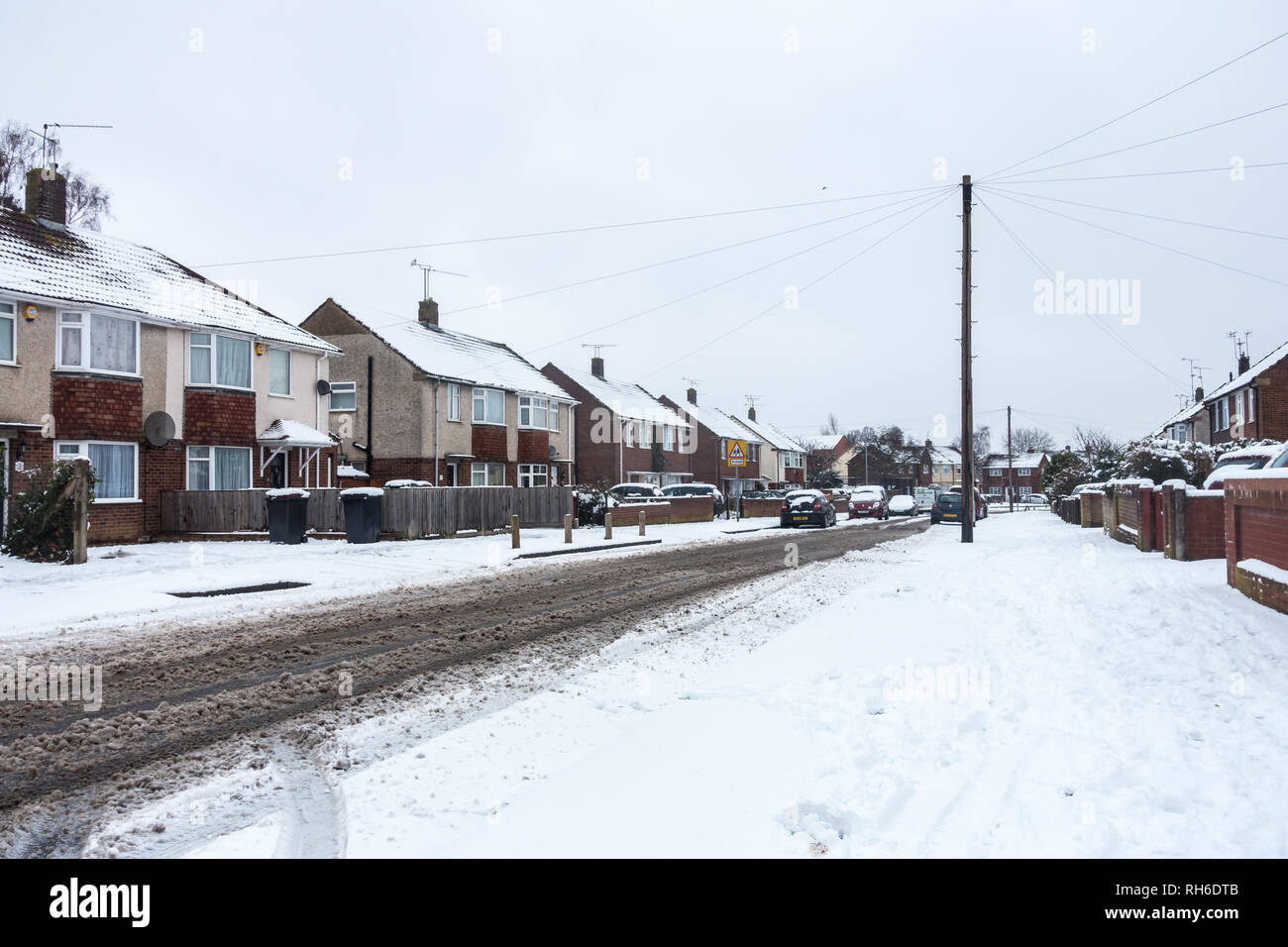 Reading, Großbritannien. 1. Feb 2019. UK Wetter: Schnee schwer fiel über Nacht im Lesen lassen die Straßen weiß und Straßen matschig. Matthäus Ashmore/Alamy leben Nachrichten Stockfoto