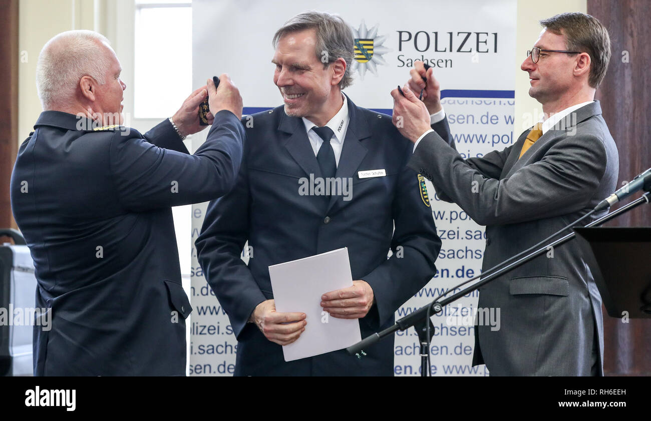 01. Februar 2019, Sachsen, Leipzig: Torsten Schulze (M), der neue Leiter der Leipziger Polizeipräsidium, ist offiziell von Roland Wöller, Innenminister von Sachsen (CDU, r) und Horst Kretzschmar, Präsident eingeweiht. Der 54-jährige tritt die Nachfolge von Bernd Merbitz, der gleichzeitig in den Ruhestand tritt. Die 62-Jährige die Leipziger Polizei seit 2012 und strebt nunmehr für eine Karriere in der Politik geleitet hatte. Er will dem Parlament für die CDU zu nennen. Der Polizei ist die größte in Sachsen mit ca. 3000 Mitarbeitern. Schultze hat Polizei, die in Görlitz. Foto: Jan wird Stockfoto