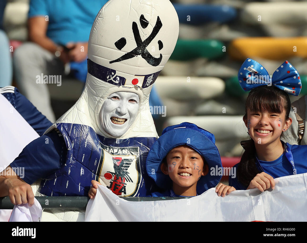 (190201) - ABU DHABI, Februar 1, 2019 (Xinhua) - Fans von Japan reagieren vor dem Finale zwischen Japan und Katar bei der Asienmeisterschaft 2019 in Abu Dhabi, die Vereinigten Arabischen Emirate (VAE), Feb 1, 2019. (Xinhua / Cao können) Stockfoto