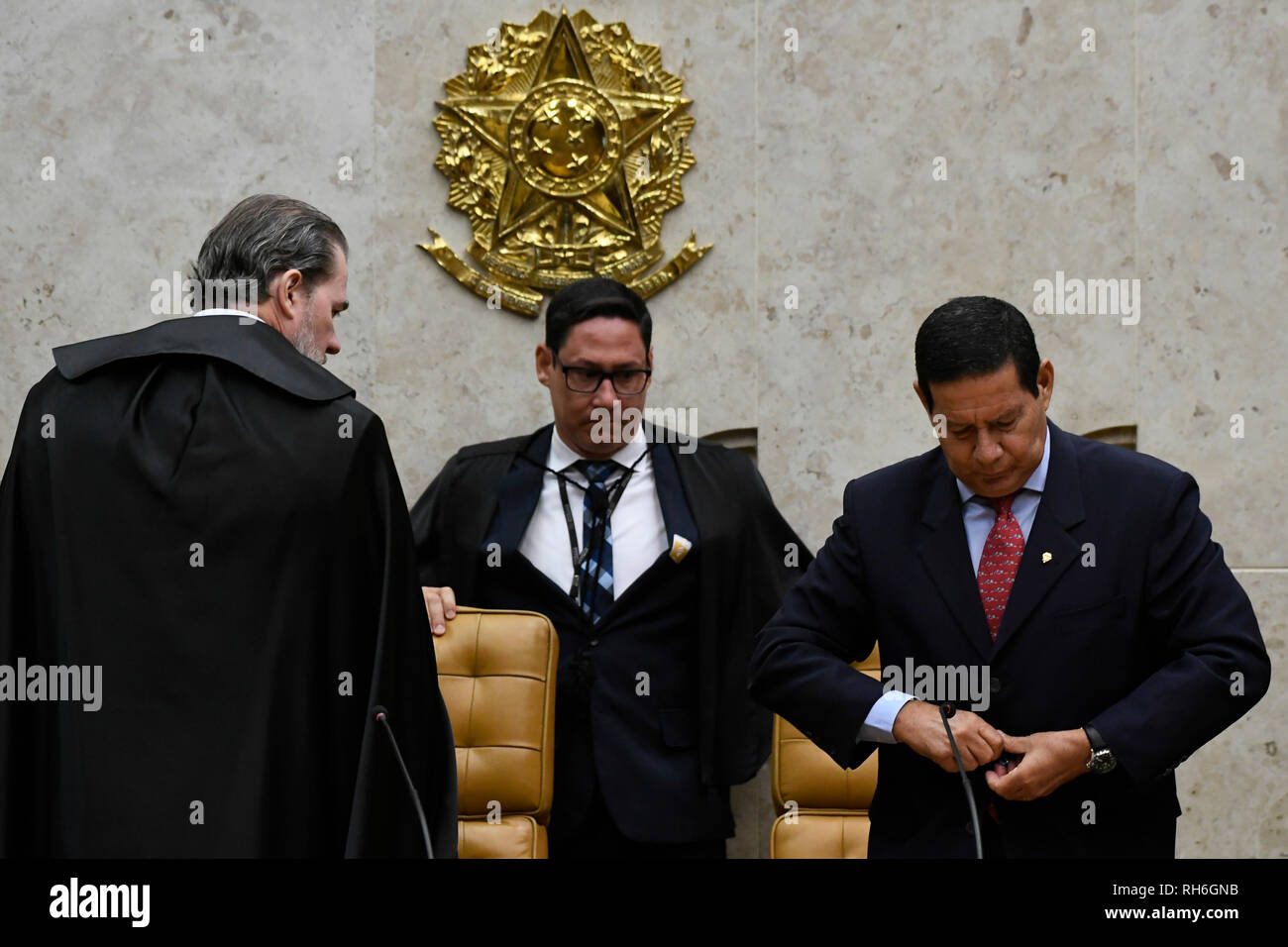 DF-Brasilia - 01/02/2019 - Cerimonia de Abertura do ano Judiciario-O Dias Toffoli, Presidente do STF, acompanhado allgemeine Hamilton Mourao, Vice Presidente da Republica, nesta Sexta-Feira, 1 de Junho, durante sessao cerimonia de solene de abertura do Ano 2019 Judiciario realizada keine plenario tun STF. Foto: Mateus Bonomi/AGIF Stockfoto