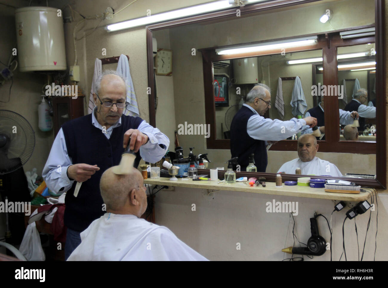 Sidon, Libanon. 01 Feb, 2019. Ein Libanese erhält seine Haare an einem Friseur im alten Viertel der Libanesischen Hafenstadt Sidon rasiert. Libanesischen Ministerpräsidenten Saad al-Hariri bildete ein Kabinett der nationalen Einheit am Donnerstag, brechen eine neunmonatige Deadlock zwischen rivalisierenden politischen Gruppen, die nur wirtschaftlichen Probleme des Landes vertieft. Der Libanon ist der Umgang mit hohen öffentlichen Schuldenstand von 84 Milliarden US-Dollar mit rund 36 Prozent der Bevölkerung arbeitslos. Credit: Marwan Naamani/dpa/Alamy leben Nachrichten Stockfoto