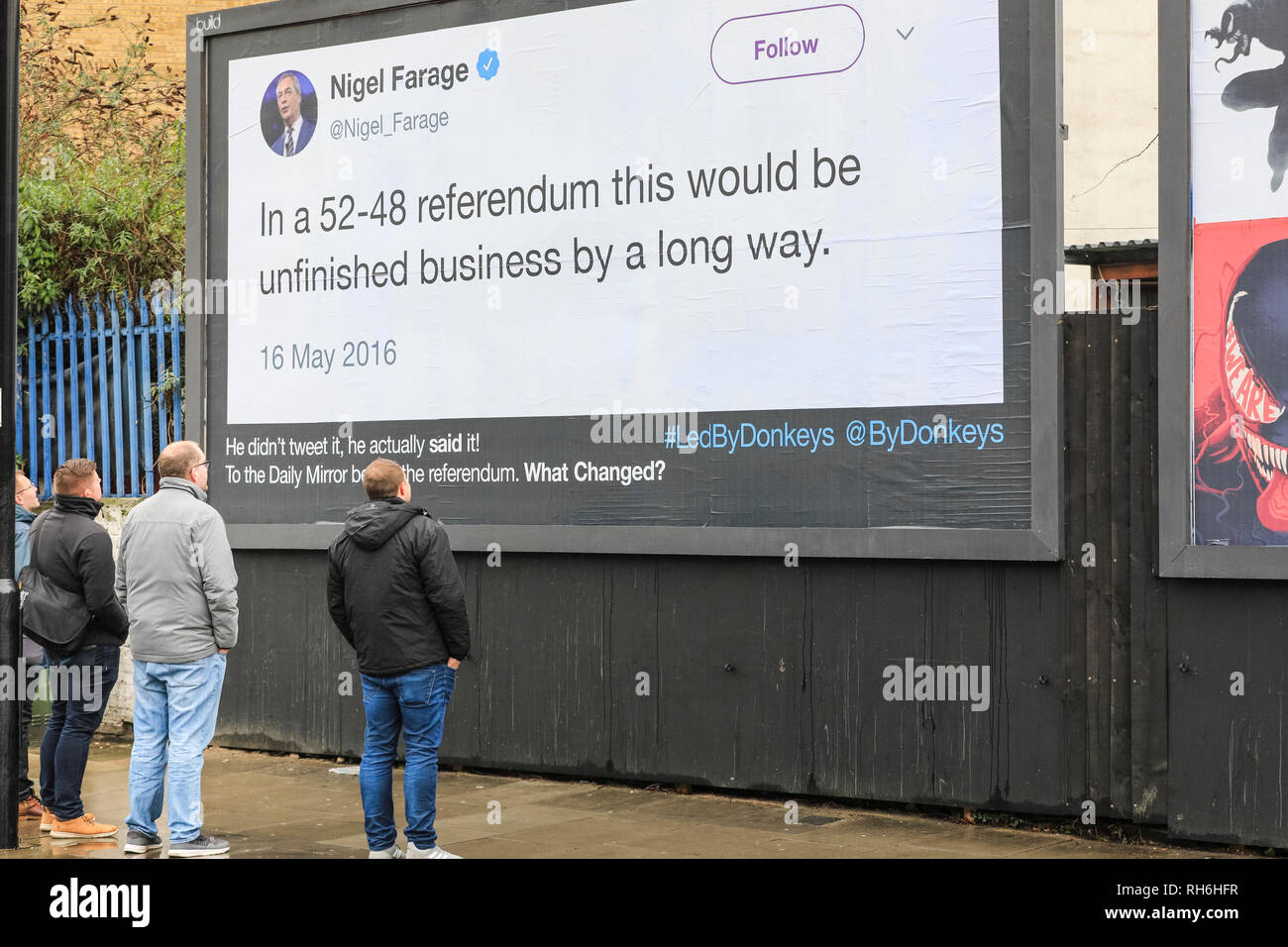 London, UK, 1. Feb 2019. Eine Gruppe deutscher Touristen, die in das Arsenal Stadium haben die Hinweistafel in der Nähe des Arsenals im Norden von London entdeckt, zeigt ein Zitat von Nigel Farage von 2016. Eine Gruppe, die sich selbst "die Esel "Led sind Crowdfunding eine Kampagne namens "Lasst uns diese Tweets in ganz Großbritannien" einfügen, Anmietung von Plakatflächen im ganzen Land Zitate und Tweets von Brexit ähnliche Versprechungen der Politiker und andere Statements prominenter Brexiteers zeigen. Credit: Imageplotter Nachrichten und Sport/Alamy leben Nachrichten Stockfoto