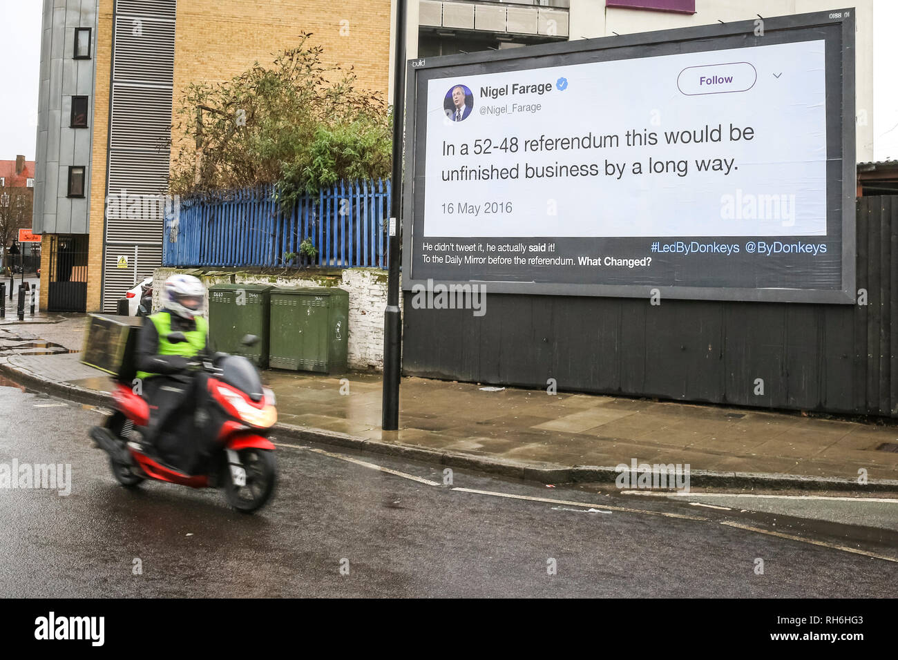 London, UK, 1. Feb 2019. Einen Roller übergibt eine Anschlagtafel in der Nähe des Arsenals im Norden von London, mit einem Zitat von Nigel Farage von 2016. Eine Gruppe, die sich selbst "die Esel "Led sind Crowdfunding eine Kampagne namens "Lasst uns diese Tweets in ganz Großbritannien" einfügen, Anmietung von Plakatflächen im ganzen Land Zitate und Tweets von Brexit ähnliche Versprechungen der Politiker und andere Statements prominenter Brexiteers zeigen. Credit: Imageplotter Nachrichten und Sport/Alamy leben Nachrichten Stockfoto
