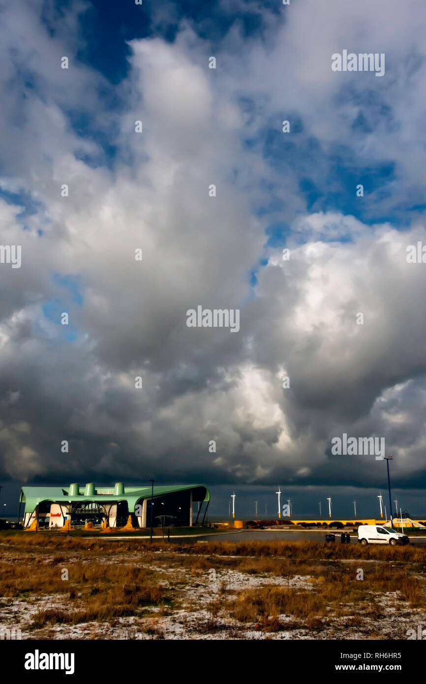 Redcar Cleveland England UK, 01. Februar 2019. Mit viel des Landes, der durch strenge Kälte, hier auf dem North Yorkshire Küste der kalte Wind aus der Arktis betroffen ist nun direkt aus dem Osten von der Nordsee. Es gibt häufige Schnee und Schneeregen Duschen mit hellen Intervalle mit spektakulären Wolkenformationen. Credit: Peter Jordan NE/Alamy leben Nachrichten Stockfoto