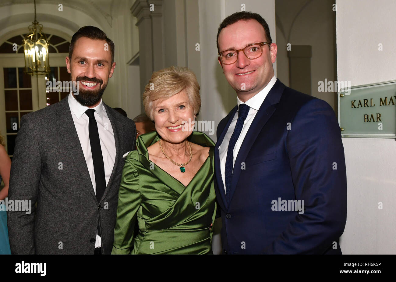 Dresden, Deutschland. 01 Feb, 2019. Jens Spahn (CDU, r), Bundesminister für Gesundheit, kommt mit seinem Ehepartner Daniel Funke und Verlegerin Friede Springer an der Rezeption für die 14 Semper Opernball im Hotel Kempinski. Das Motto der diesjährigen Ball ist 'Faszination Dresden - Träume wahr" kommen. Foto: Jens Kalaene/dpa-Zentralbild/dpa/Alamy leben Nachrichten Stockfoto