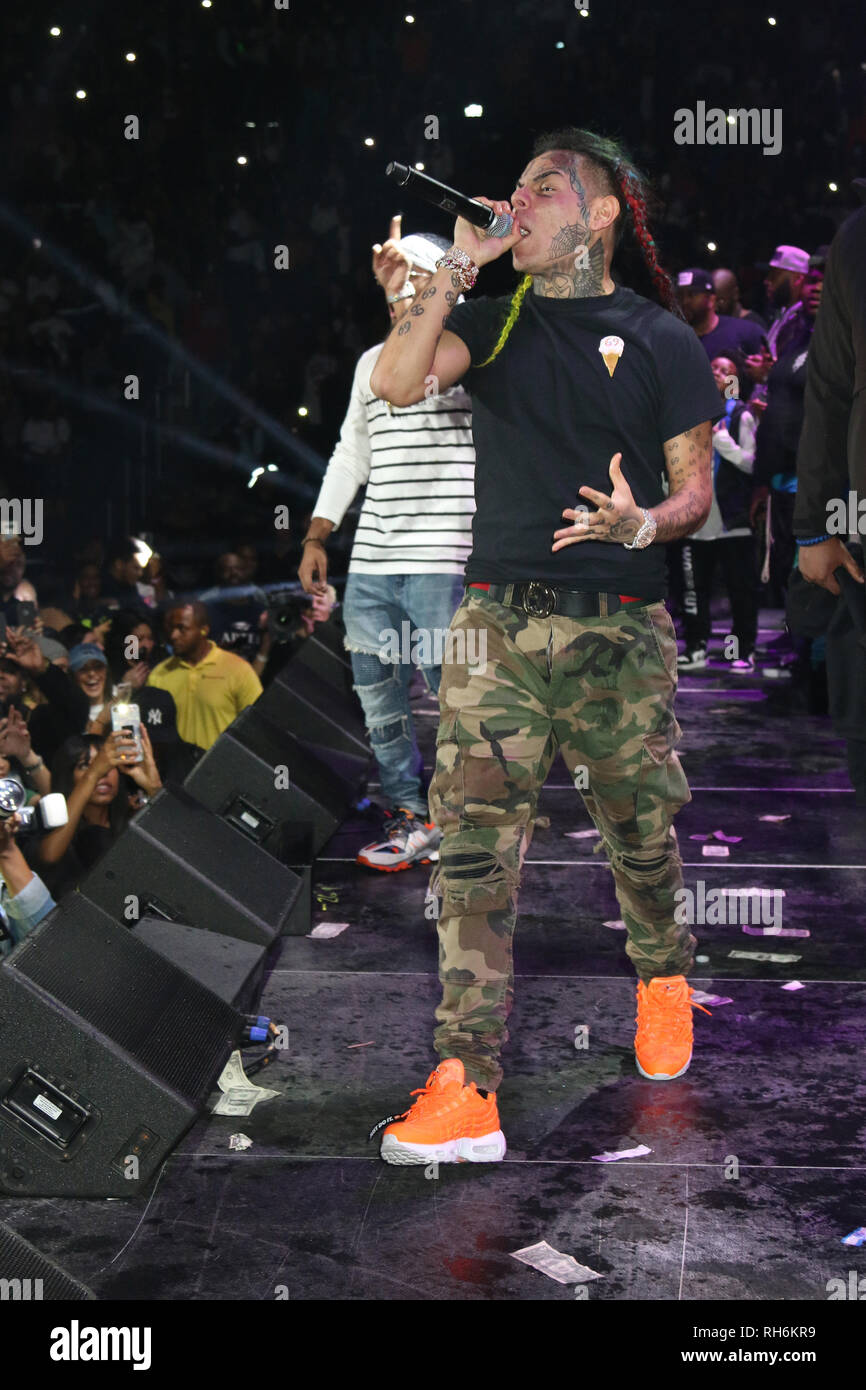 foto-tekashi-69-pladiert-schuldig-am-9-grafen-von-drogen-waffen-und-schutzgelderpressung-newark-nj-28-oktober-tekashi-6-ix-9-ine-bei-power-1051s-powerhouse-2018-im-prudential-center-am-28-oktober-2018-in-newark-new-jersey-credit-walik-goshornmediapunch-rh6kr9.jpg