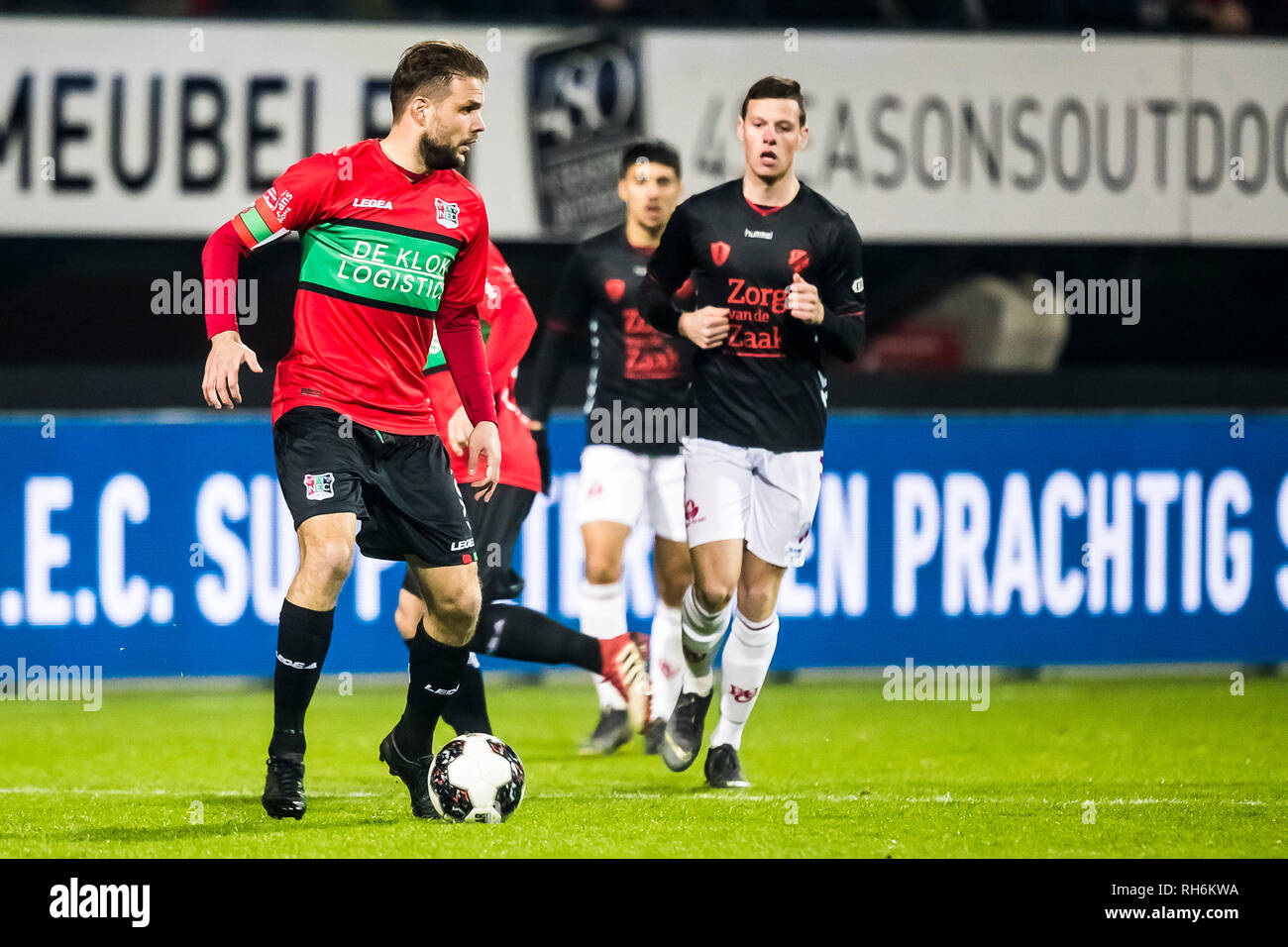 NIJMEGEN, NEC-Jong FC Utrecht, Fußball, Keuken Kampioen Divisie, Saison 2018-2019, 01-02-2019, Goffert Stadium, NEC Spieler Joey van den Berg (L), Jong FC Utrecht player Nick Venema (R) Stockfoto