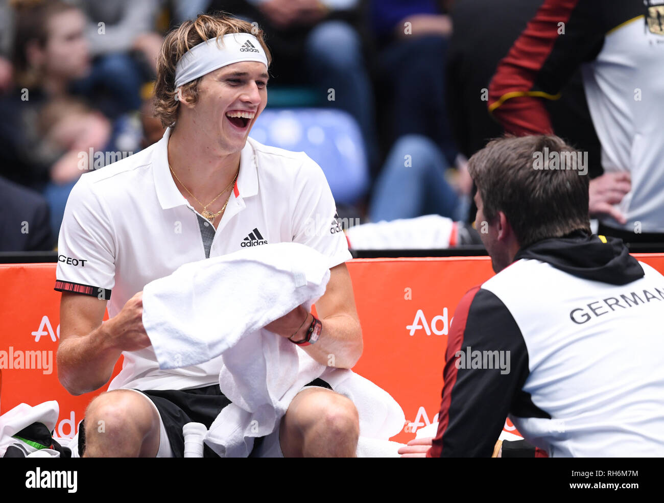 01. Februar 2019, Hessen, Frankfurt/Main: Tennis: Davis Cup, Qualifikation Deutschland - Ungarn in der Fraport Arena. Deutschlands Alexander Zverev (l) Lacht in der Pause seiner Einzel gegen Ungarn Nagy während der Pause neben Team Kapitän Michael Kohlmann. Foto: Arne Dedert/dpa Stockfoto