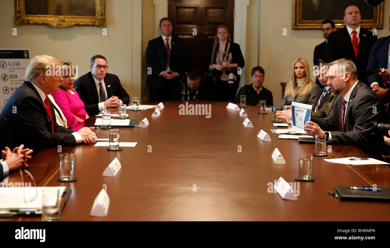 Washington, Vereinigte Staaten von Amerika. 01 Feb, 2019. Jim Cole, Homeland Security Ermittlungen Special Agent, nimmt an einer Diskussion über die Bekämpfung des Menschenhandels an der südlichen Grenze bei einem Treffen im Schaltschrank des Weißen Hauses in Washington, DC, 1. Februar 2019. Quelle: Martin H. Simon/CNP | Verwendung der weltweiten Kredit: dpa/Alamy leben Nachrichten Stockfoto