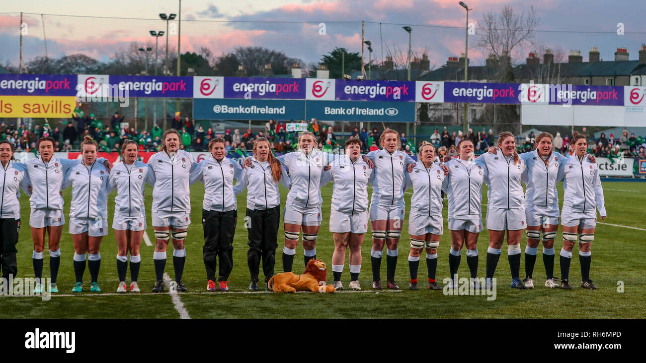 Energia Park, Dublin, Irland. 1 Feb, 2019. Frauen sechs Nationen Rugby, Irland gegen England; das englische Team singen ihre Hymne Credit: Aktion plus Sport/Alamy leben Nachrichten Stockfoto
