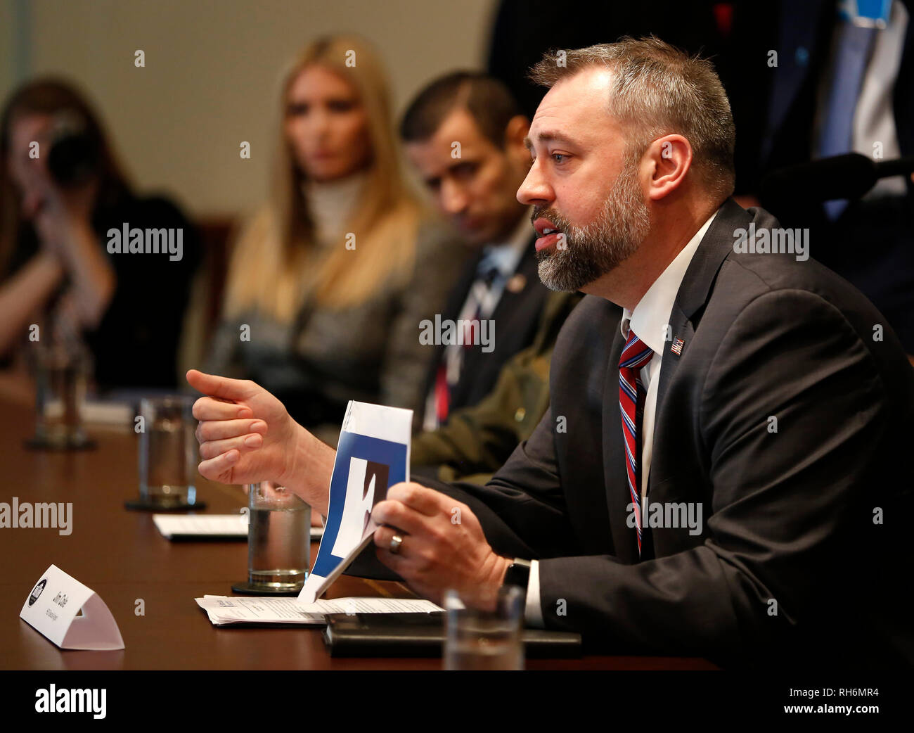 Washington, Vereinigte Staaten von Amerika. 01 Feb, 2019. Jim Cole, Homeland Security Ermittlungen Special Agent, nimmt an einer Diskussion über die Bekämpfung des Menschenhandels an der südlichen Grenze bei einem Treffen im Schaltschrank des Weißen Hauses in Washington, DC, 1. Februar 2019. Quelle: Martin H. Simon/CNP | Verwendung der weltweiten Kredit: dpa/Alamy leben Nachrichten Stockfoto