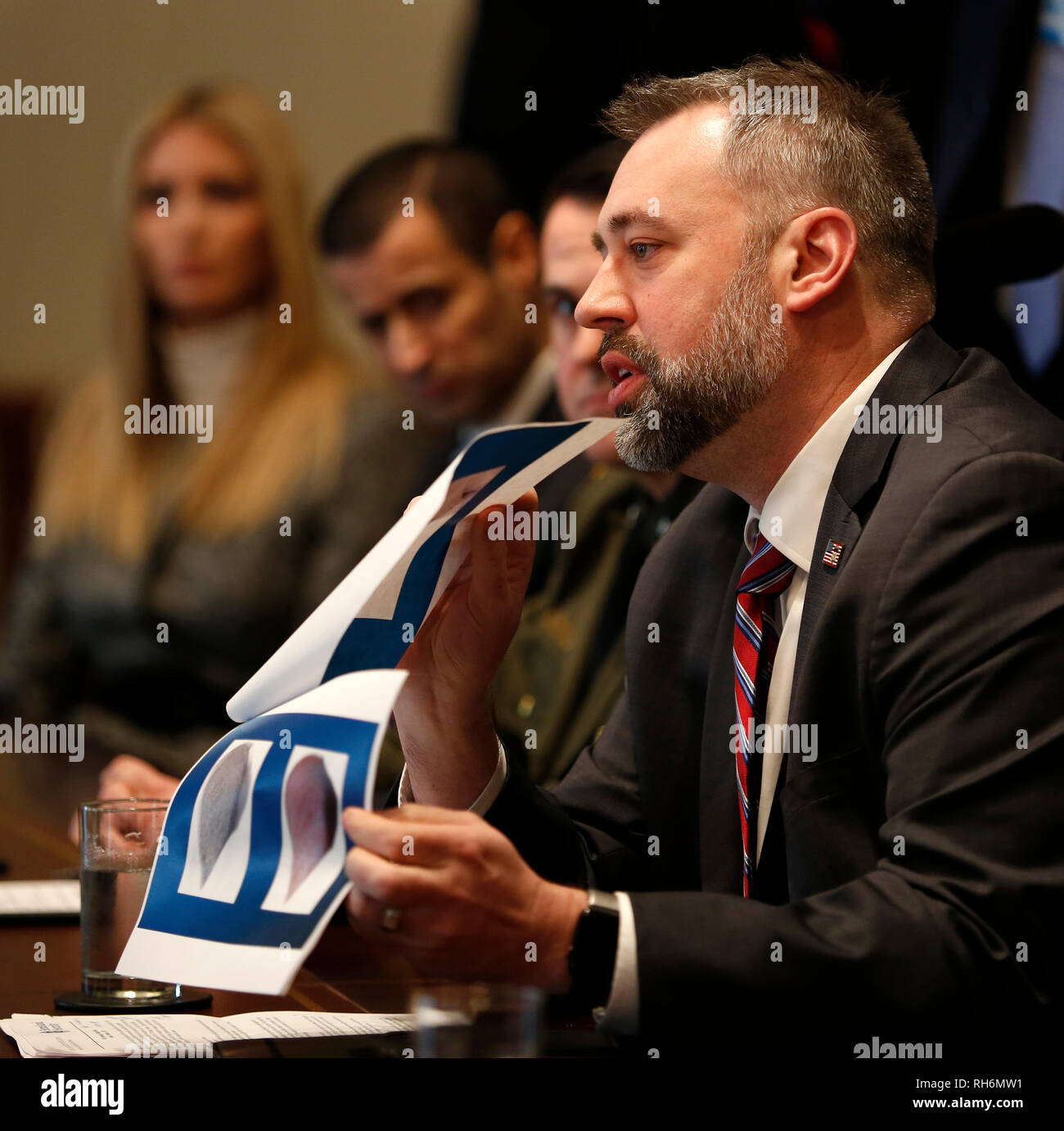 Washington, Vereinigte Staaten von Amerika. 01 Feb, 2019. Jim Cole, Homeland Security Ermittlungen Special Agent, nimmt an einer Diskussion über die Bekämpfung des Menschenhandels an der südlichen Grenze bei einem Treffen im Schaltschrank des Weißen Hauses in Washington, DC, 1. Februar 2019. Quelle: Martin H. Simon/CNP | Verwendung der weltweiten Kredit: dpa/Alamy leben Nachrichten Stockfoto