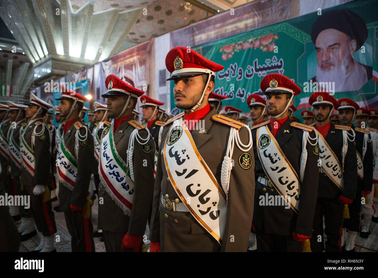 Teheran, Iran. 1 Feb, 2019. Iranische Soldaten an einer Zeremonie markiert den 40. Jahrestag der Rückkehr des Ayatollah Ruhollah Khomeini, Gründer der Islamischen Republik, aus dem Exil in Paris auf Khomeinis Mausoleum im Vorort von Teheran, Iran, Jan. 1, 2019. Credit: Ahmad Halabisaz/Xinhua/Alamy leben Nachrichten Stockfoto