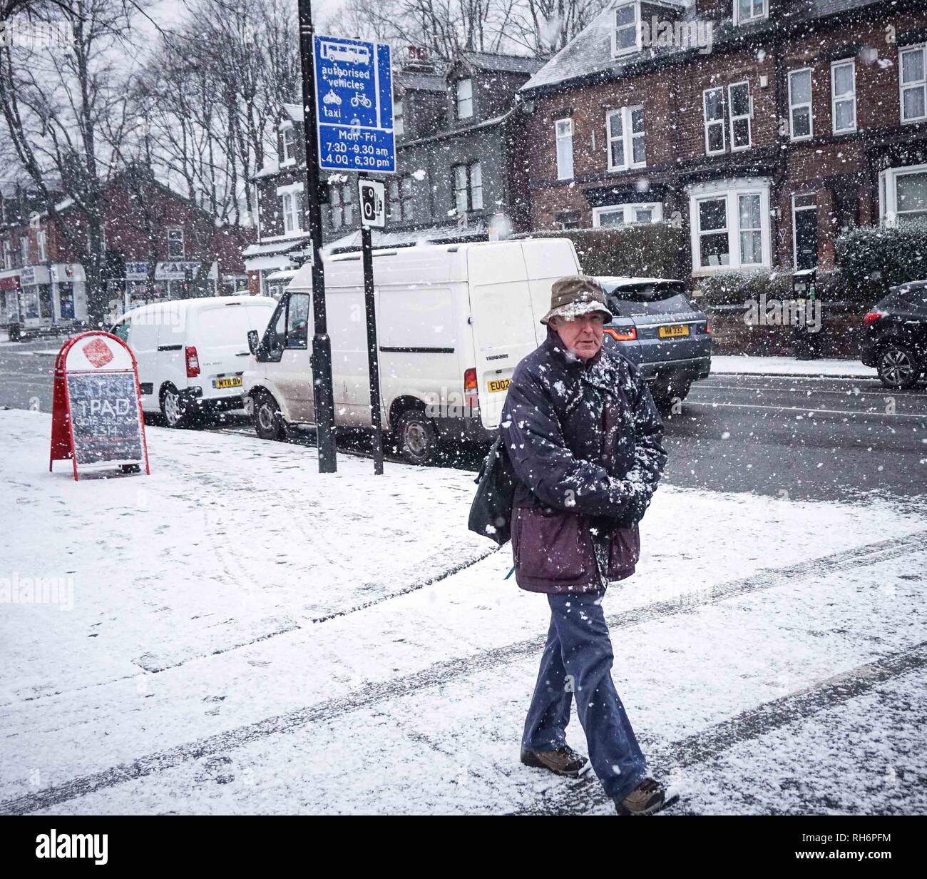 Sheffield, Großbritannien. 1 Feb, 2019. Ein Mann gesehen zu Fuß durch einen überdachten Gehweg während eines Schneefalls in Sheffield City Centre. Kältewelle trifft die Großbritannien mit Schnee und niedrigen Temperaturen. Credit: Ioannis Alexopoulos/SOPA Images/ZUMA Draht/Alamy leben Nachrichten Stockfoto