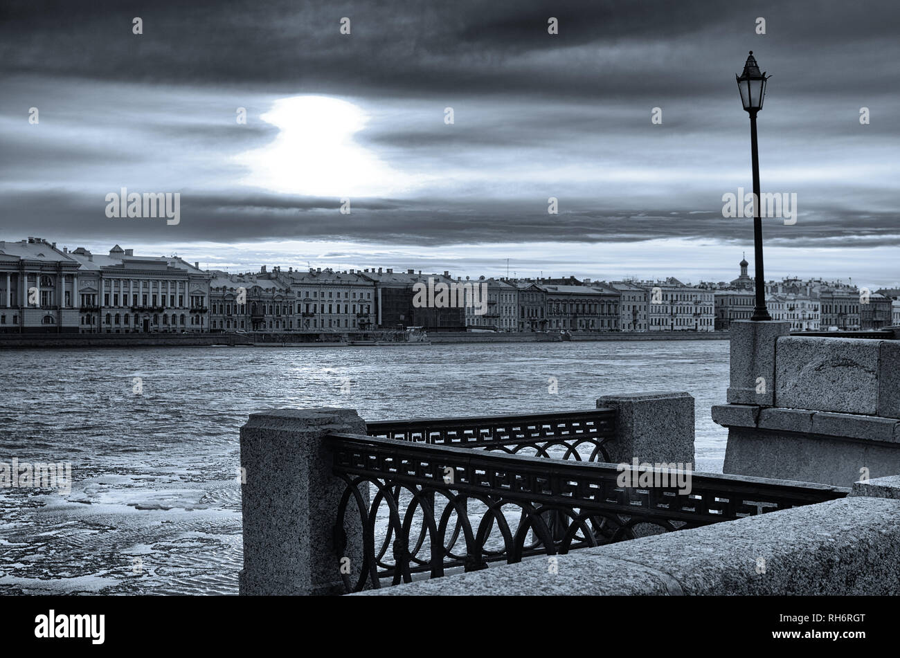 Neva Bahndamm mit Granit Steinen bedeckt. Stockfoto