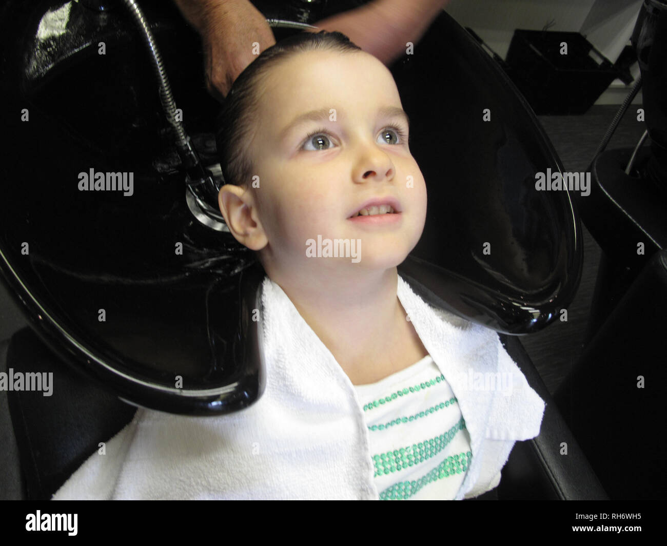 Junge Mädchen in einem Friseursalon die Haare gewaschen bekommen Stockfoto