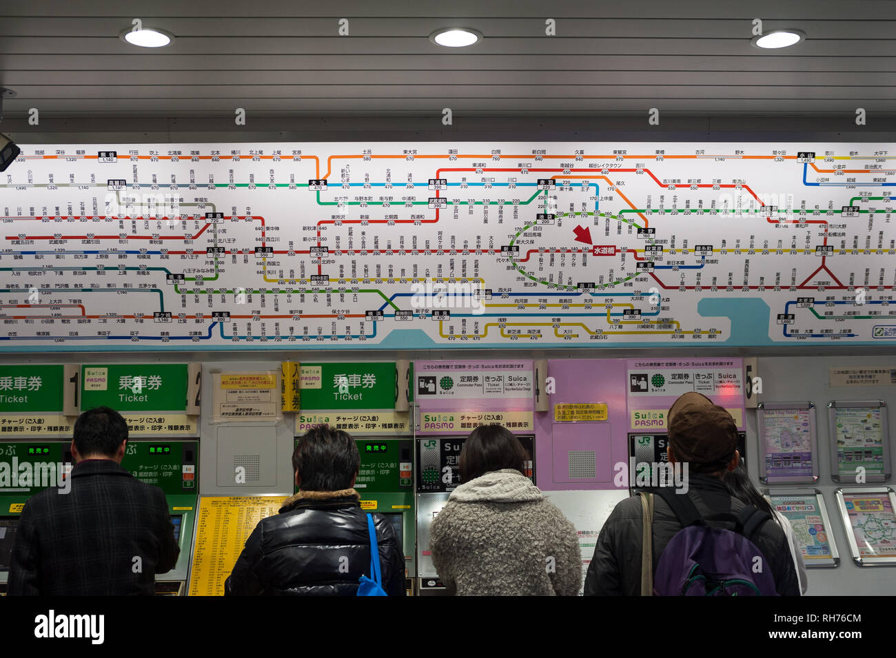 30.12.2017, Tokyo, Japan, Asien - Pendler bis stehen Schlange vor den Fahrkartenautomaten in einer U-Bahn-Station in der Innenstadt. Stockfoto