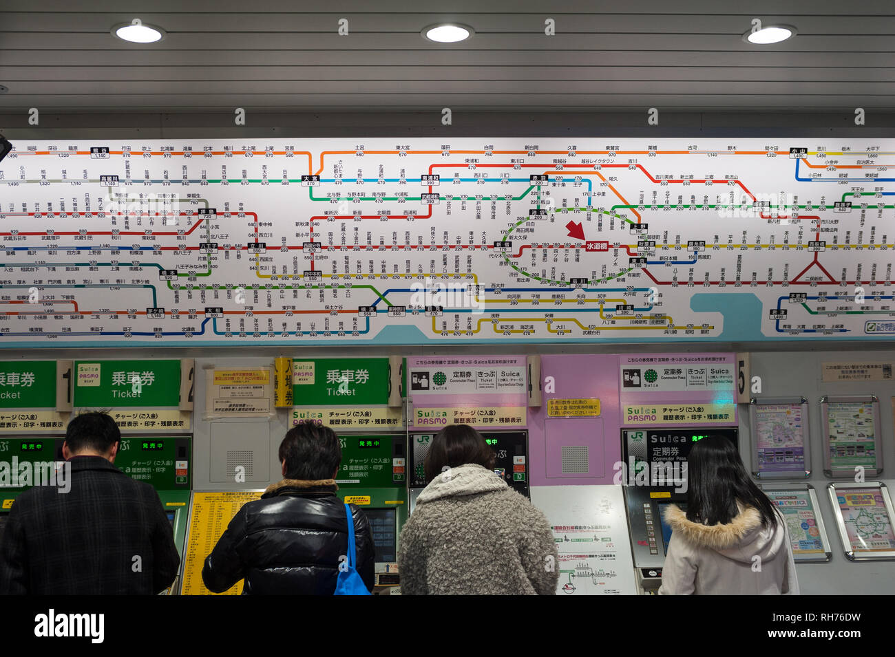 30.12.2017, Tokyo, Japan, Asien - Pendler bis stehen Schlange vor den Fahrkartenautomaten in einer U-Bahn-Station in der Innenstadt. Stockfoto