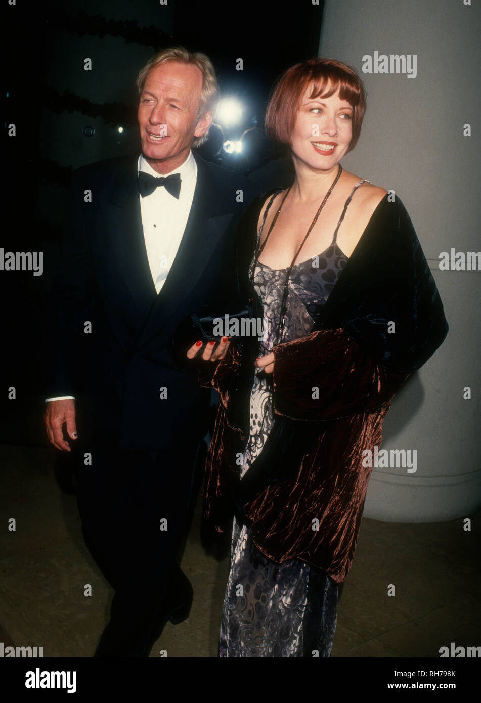 BEVERLY HILLS, Ca - 6. Dezember: Schauspieler Paul Hogan und Schauspielerin Linda Kozlowski besuchen dritten jährlichen Feuer & Eis Ball profitieren am 6. Dezember 1993 Im Beverly Hilton Hotel in Beverly Hills, Kalifornien. Foto von Barry King/Alamy Stock Foto Stockfoto