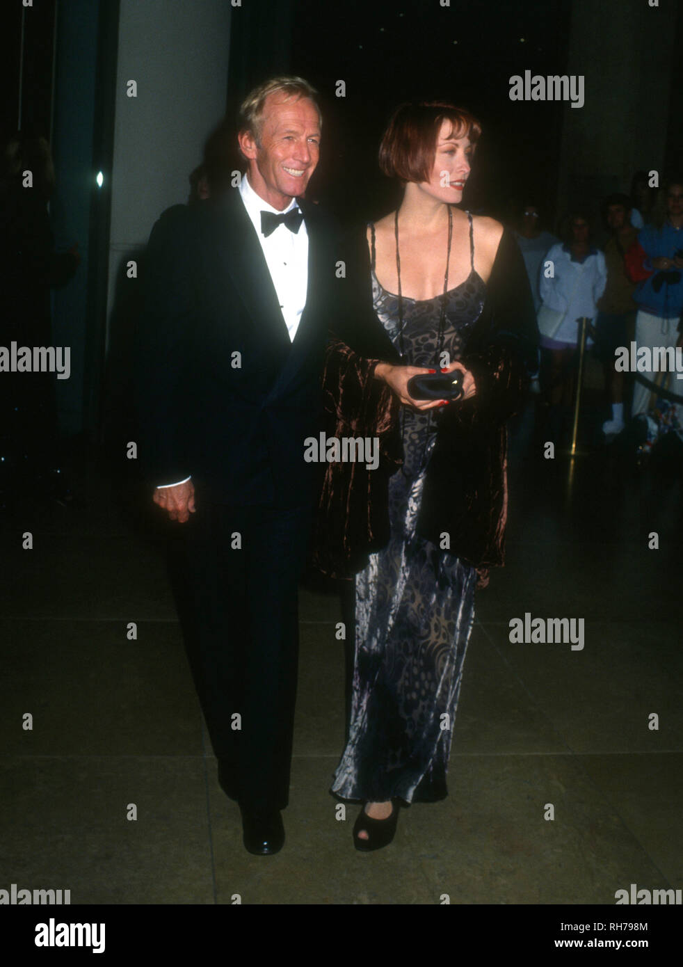 BEVERLY HILLS, Ca - 6. Dezember: Schauspieler Paul Hogan und Schauspielerin Linda Kozlowski besuchen dritten jährlichen Feuer & Eis Ball profitieren am 6. Dezember 1993 Im Beverly Hilton Hotel in Beverly Hills, Kalifornien. Foto von Barry King/Alamy Stock Foto Stockfoto