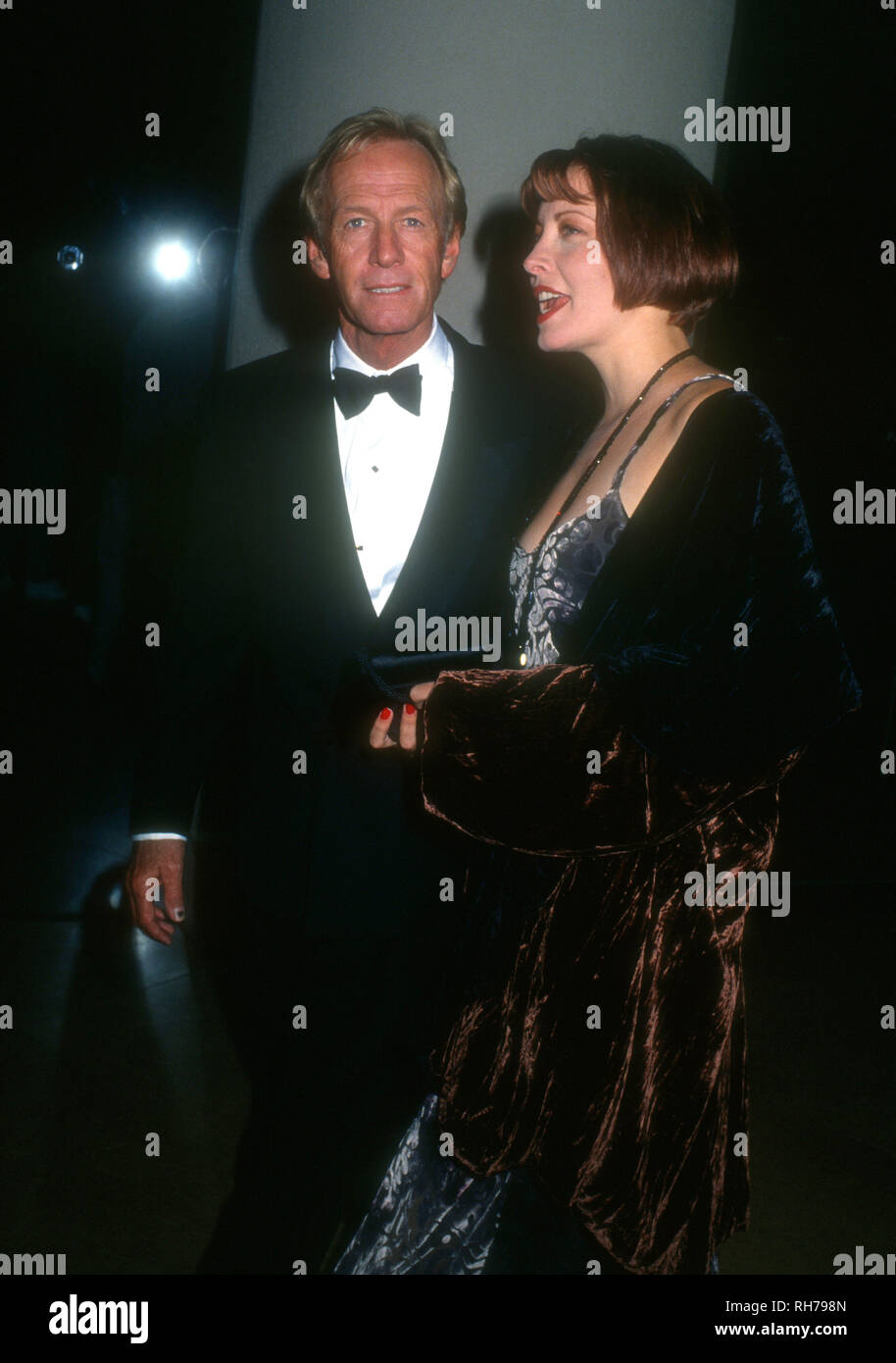 BEVERLY HILLS, Ca - 6. Dezember: Schauspieler Paul Hogan und Schauspielerin Linda Kozlowski besuchen dritten jährlichen Feuer & Eis Ball profitieren am 6. Dezember 1993 Im Beverly Hilton Hotel in Beverly Hills, Kalifornien. Foto von Barry King/Alamy Stock Foto Stockfoto