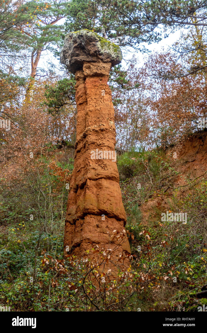 Erdsäule von Cotteuges, Dorf Saint Diery, Departement Puy de Dome, Auvergne Rhone Alpes, Frankreich Stockfoto