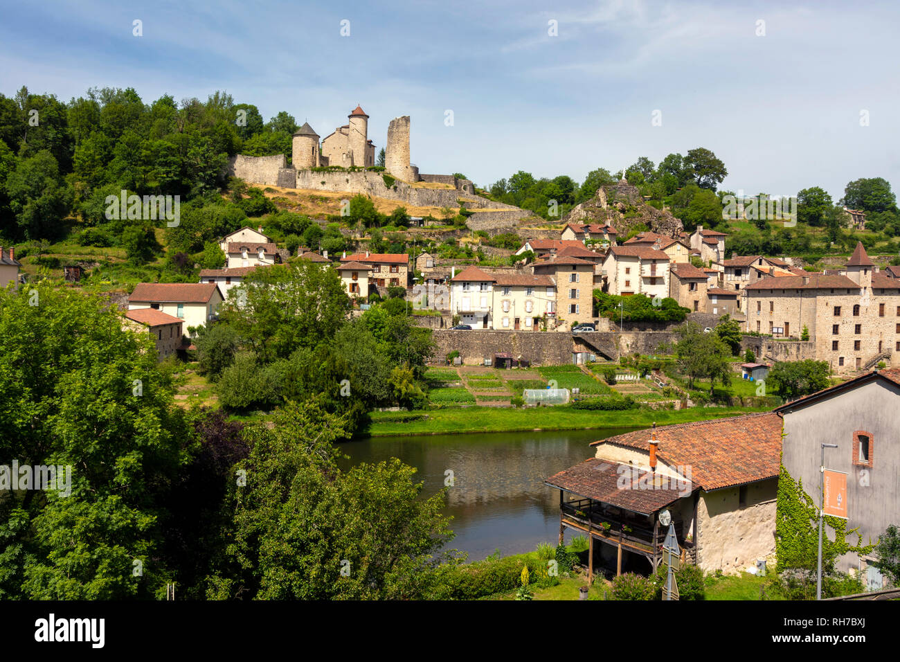 La Roquebrou Stadt und Fluss La Cere, Cantal, Auvergne Rhône-Alpes, Frankreich, Europa Stockfoto