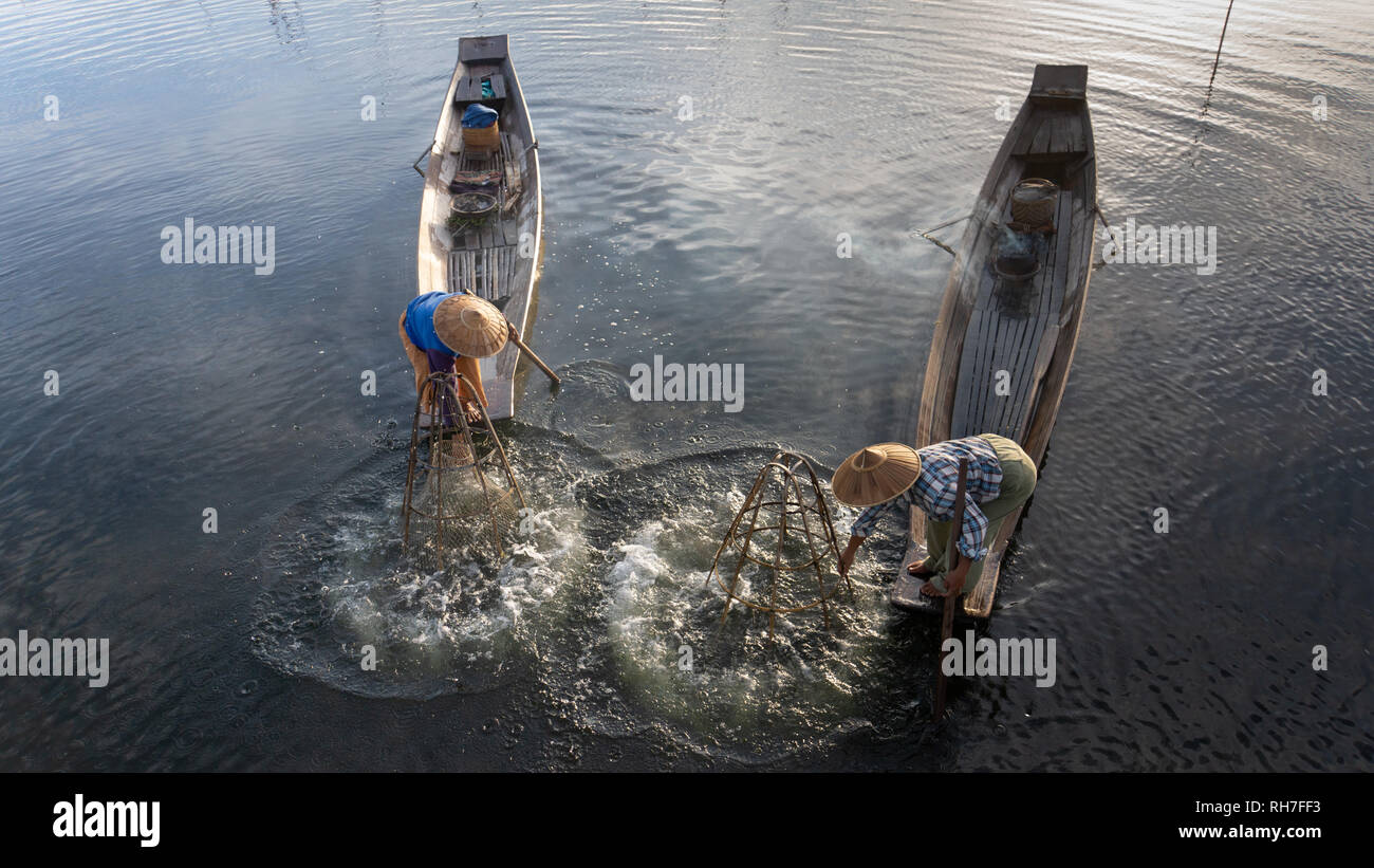 See Inle Myanmar - Januar 12,2019: traditionelle Intha Fischer in lange Boot in den frühen Morgen auf See Inle Stockfoto
