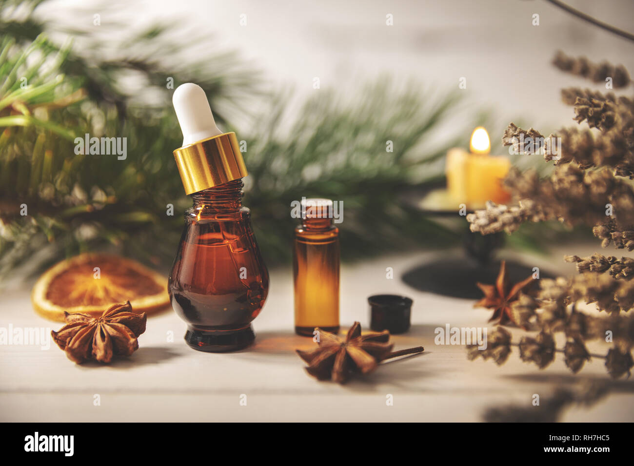 Aromatherapie - ätherische Öl Flaschen mit Kräutern Stockfoto