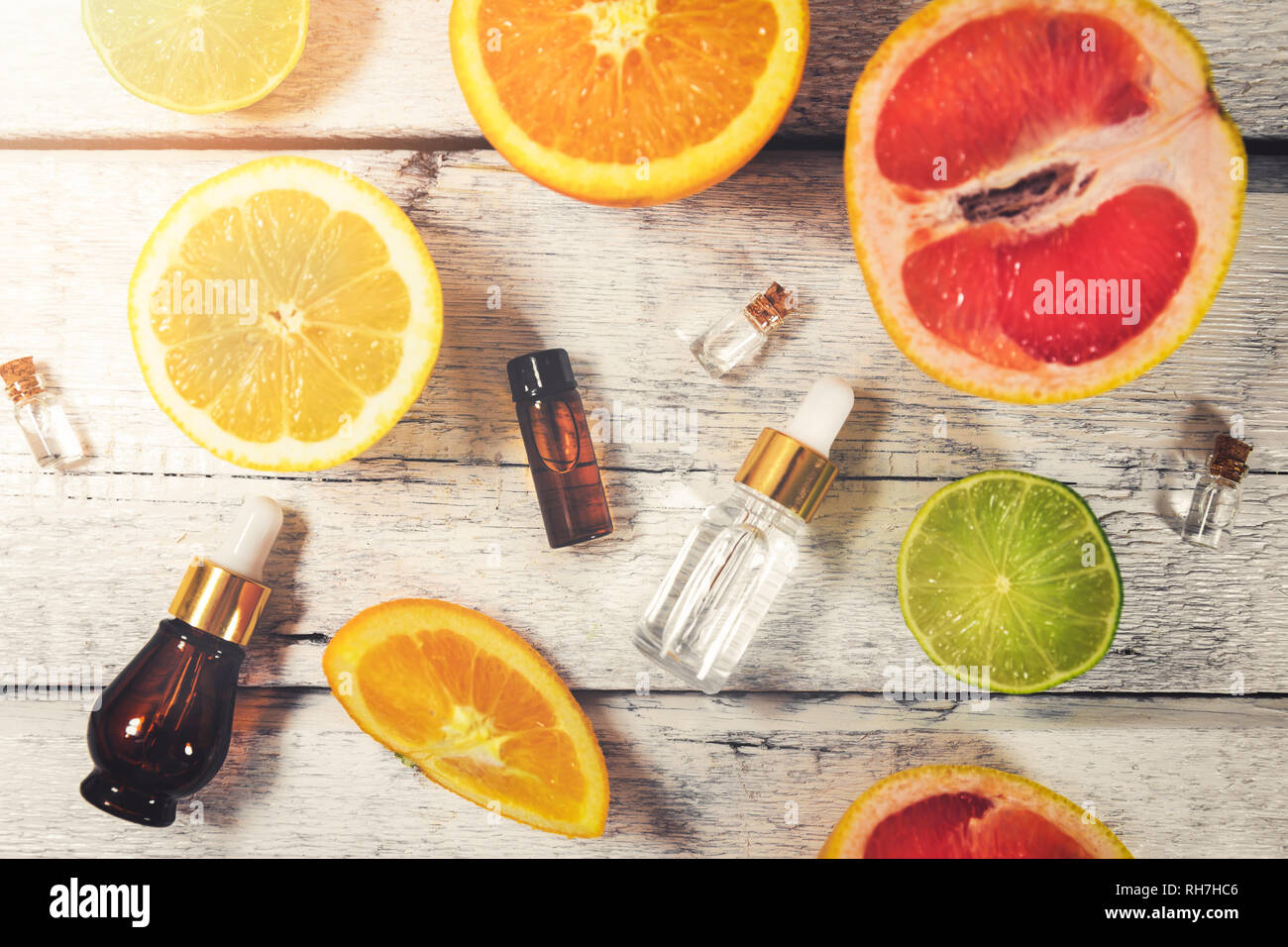 Organische Zitrusfrüchte ätherische Öle und Kosmetika. top View Stockfoto
