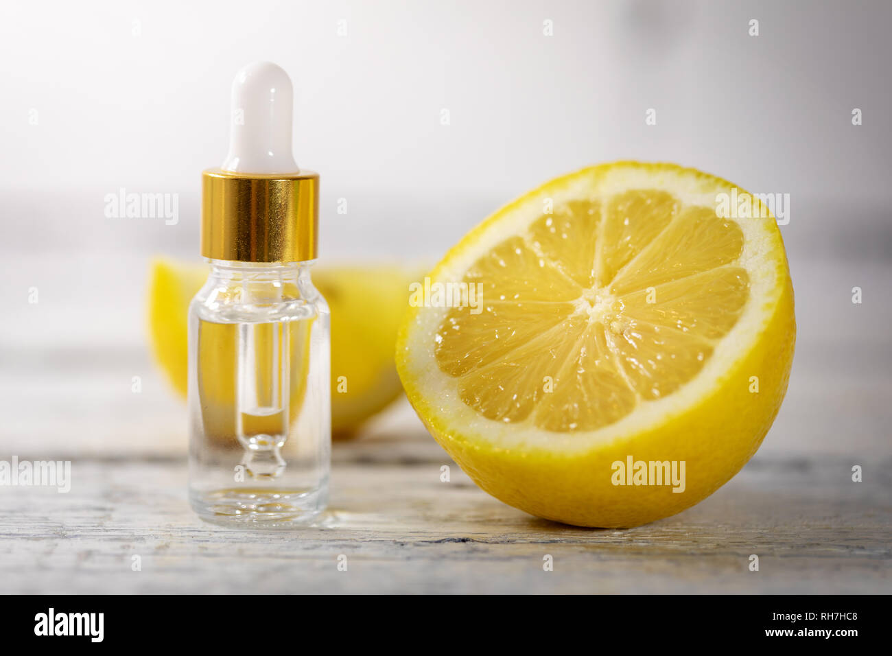 Zitrone ätherisches Öl Flasche mit frischer Zitrone Stockfoto