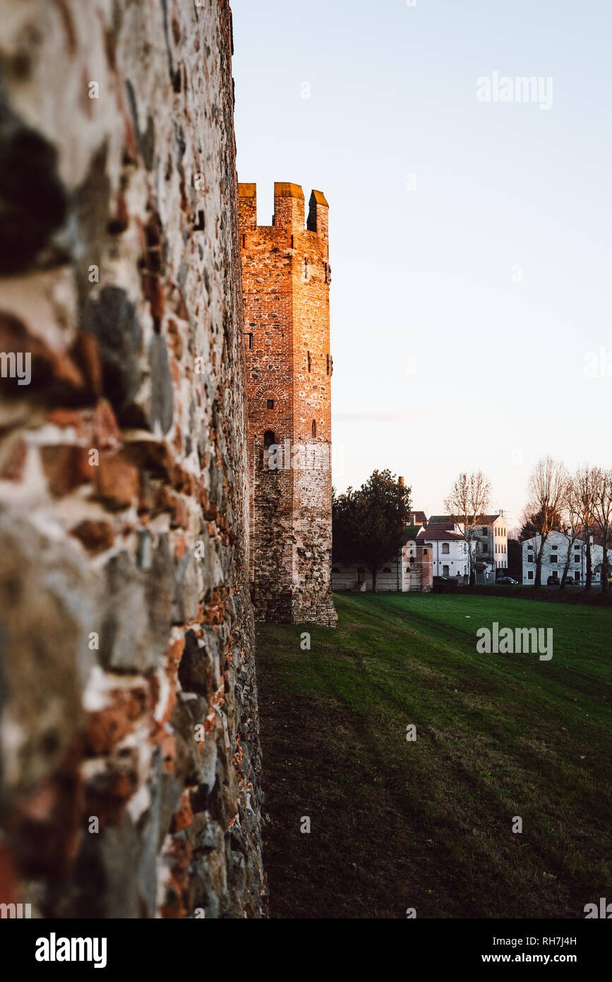 Außenansicht der mittelalterlichen Stadtmauer und Turm in Italien Stockfoto