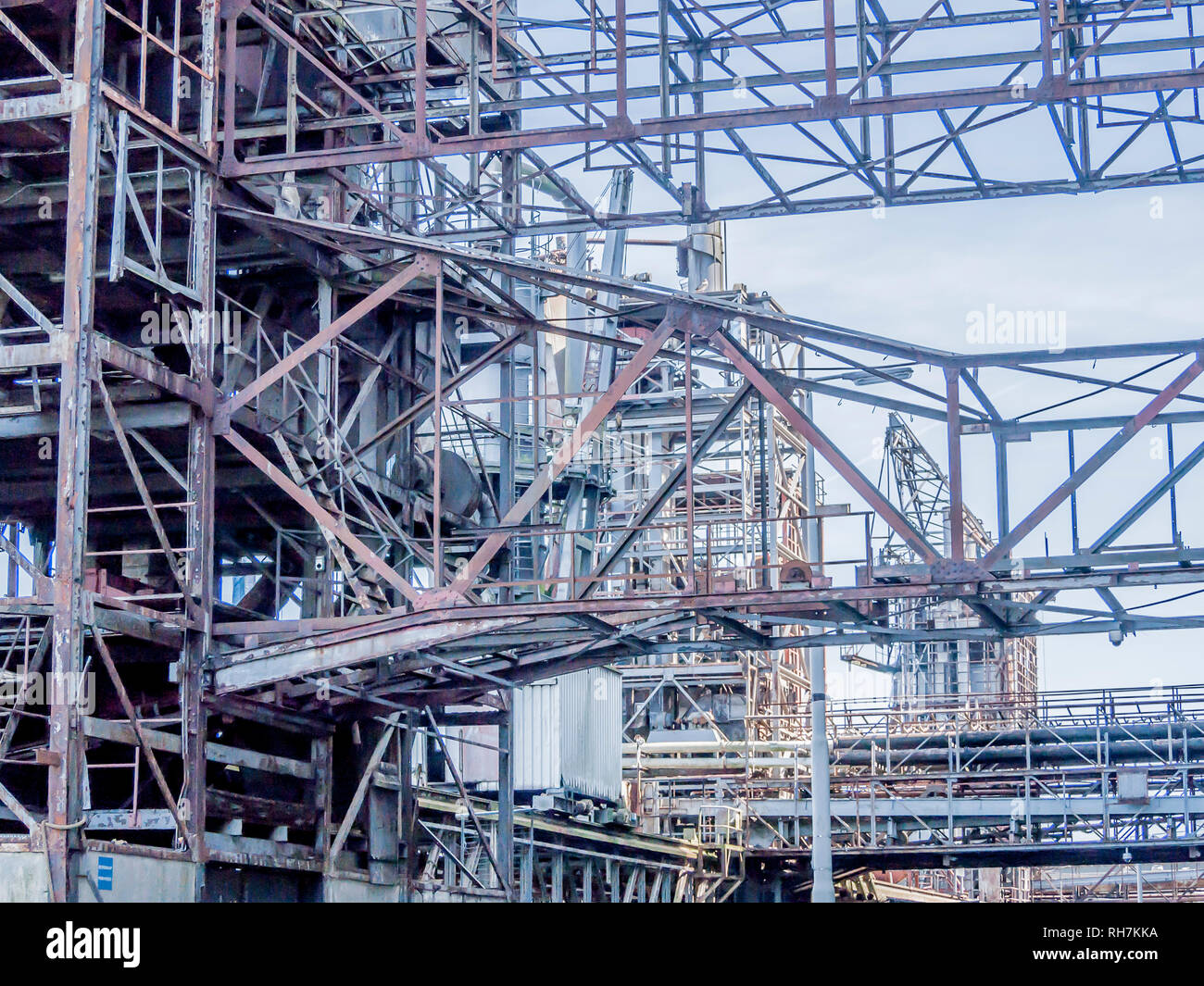 Metallische Struktur einer verlassenen Fabrik in der Stadt Rotterdam in den Niederlanden Holland Stockfoto