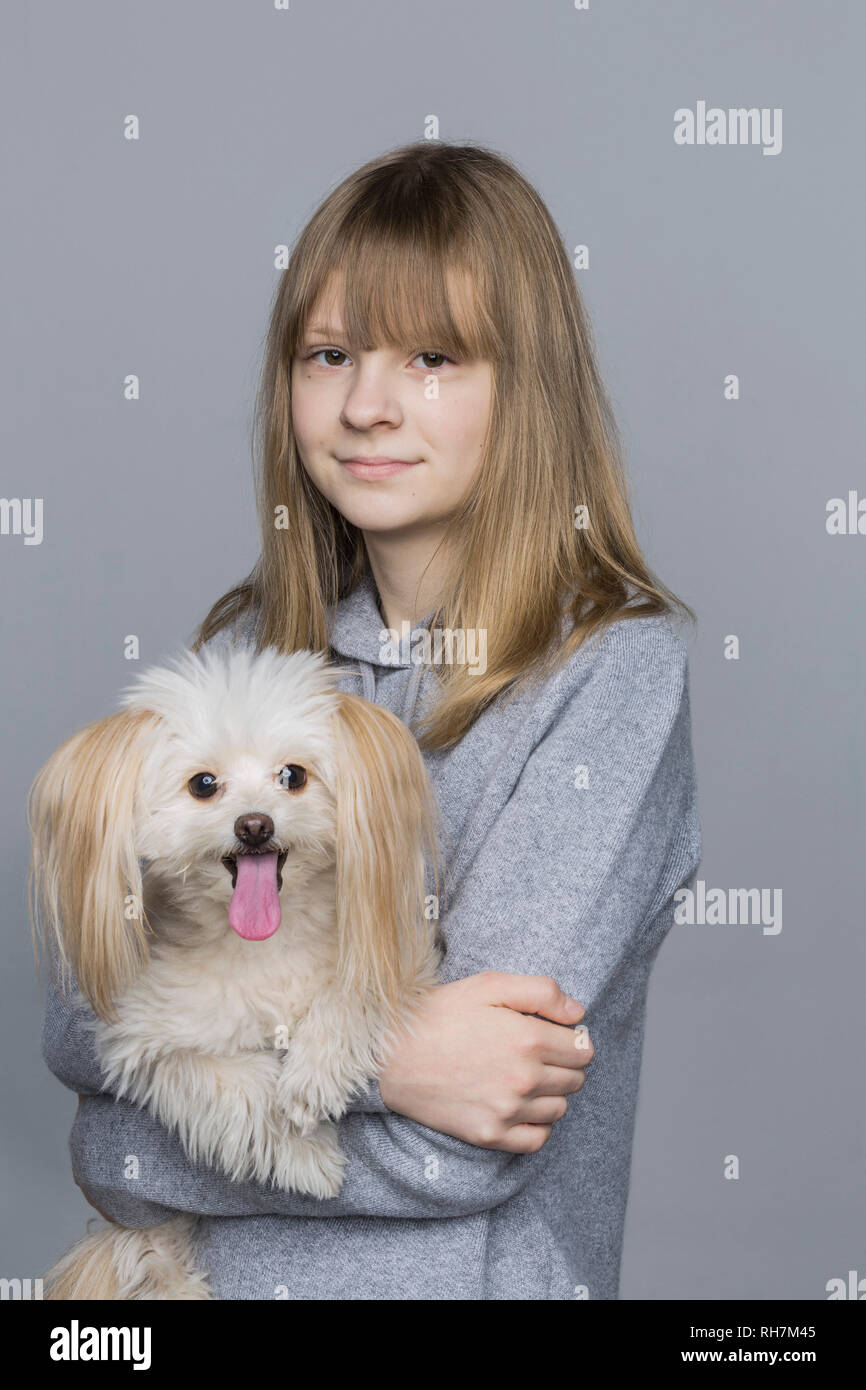 Porträt Lächeln tween Girl holding Hund Stockfoto