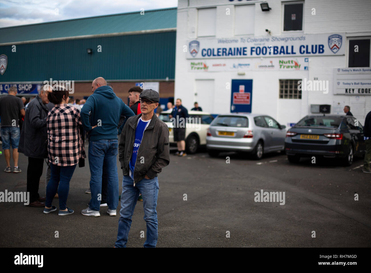 Home Unterstützer bei der Ankunft im Stadion vor Coleraine spielte Spartak Subotica Serbien in der Europa League Qualifikation erste Runde zweite Bein am Showgrounds, Coleraine. Die Gastgeber aus Nordirland hatten die Bein 1-1 der vorherigen Woche gezeichnet, aber die Besucher gewannen die Rückreise 2-0 Fortschritte zu Sparta Prag zu Gesicht in die nächste Runde, beobachtet von Ausverkauften von 1700. Stockfoto