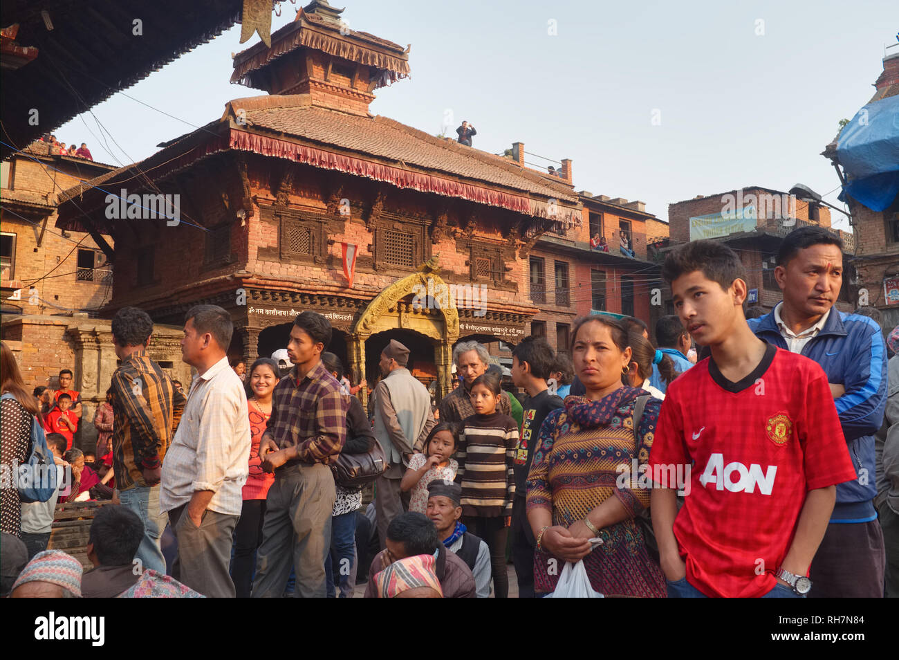 Zuschauer bei einem Festival in Bhaktapur, Tal von Kathmandu, Nepal Stockfoto