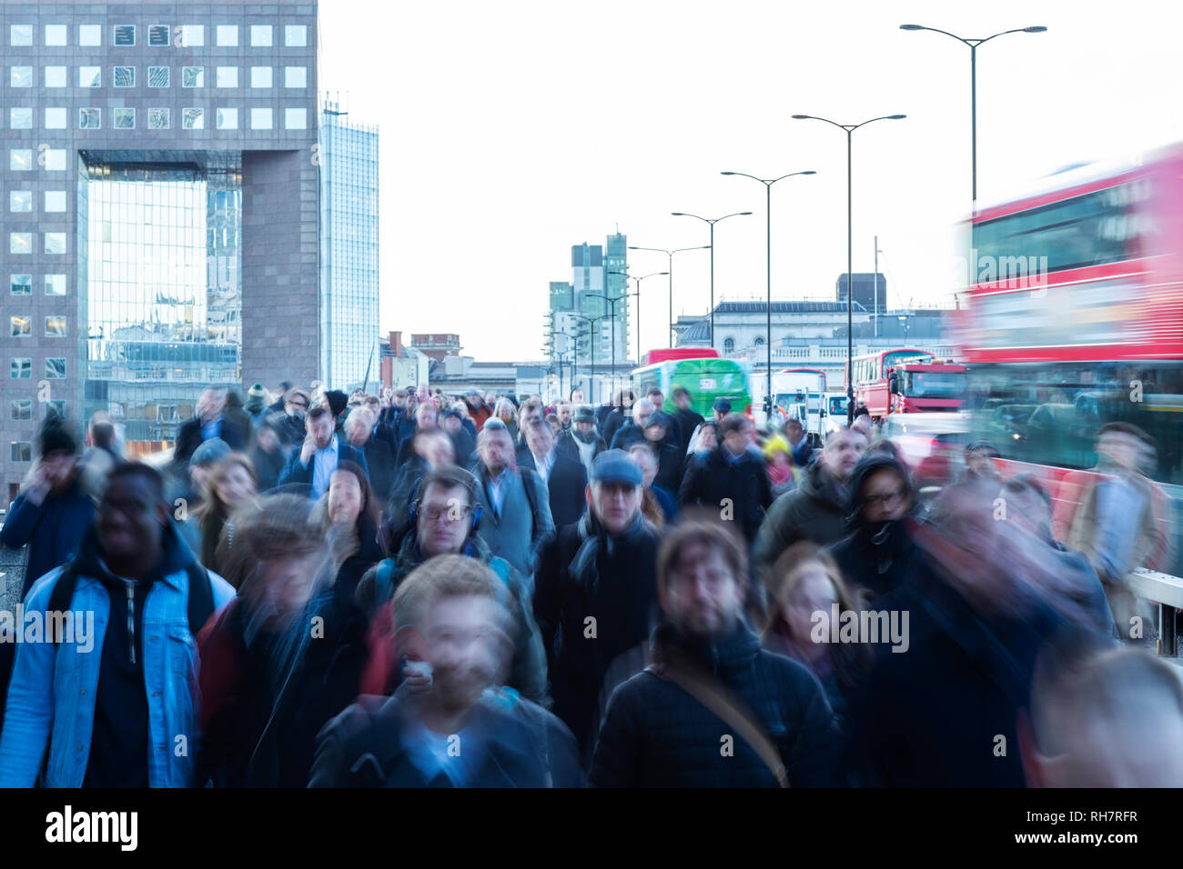 Masse der Pendler zu Fuß zu arbeiten Über die London Bridge, Großbritannien mit Motion Blur Effekt Stockfoto