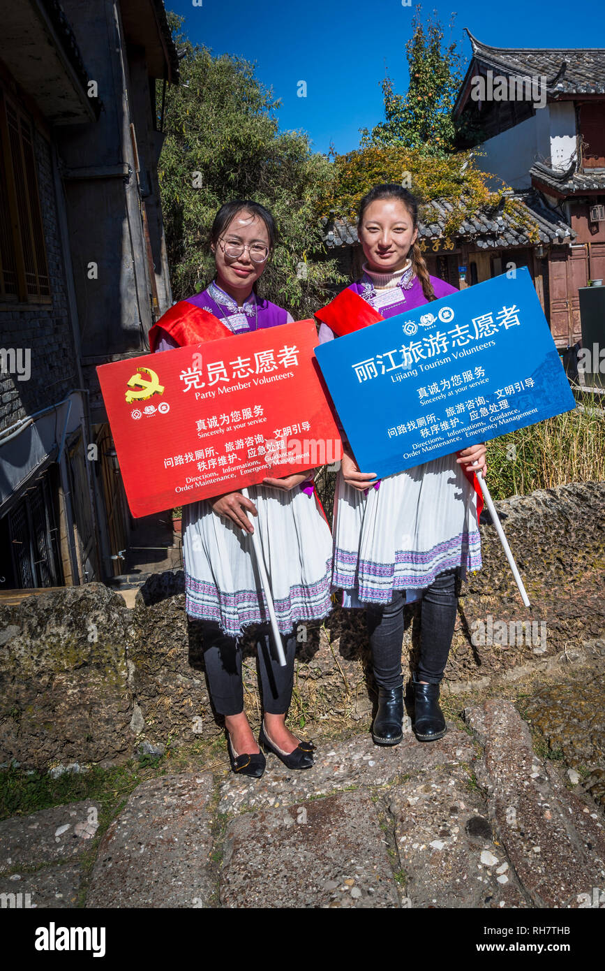 Zwei ausländische Besucher, Helfer, die nicht ein einziges Wort von allen anderen Sprachen außer Chinesisch, Altstadt von Lijiang, historische Stadt, Yunnan Sprueche sprechen Stockfoto