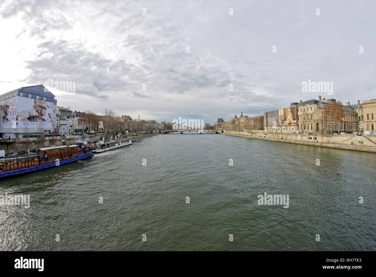 18 Dez 2018 - Paris, Frankreich - Blick auf den Fluss Seine und den Louvre Stockfoto