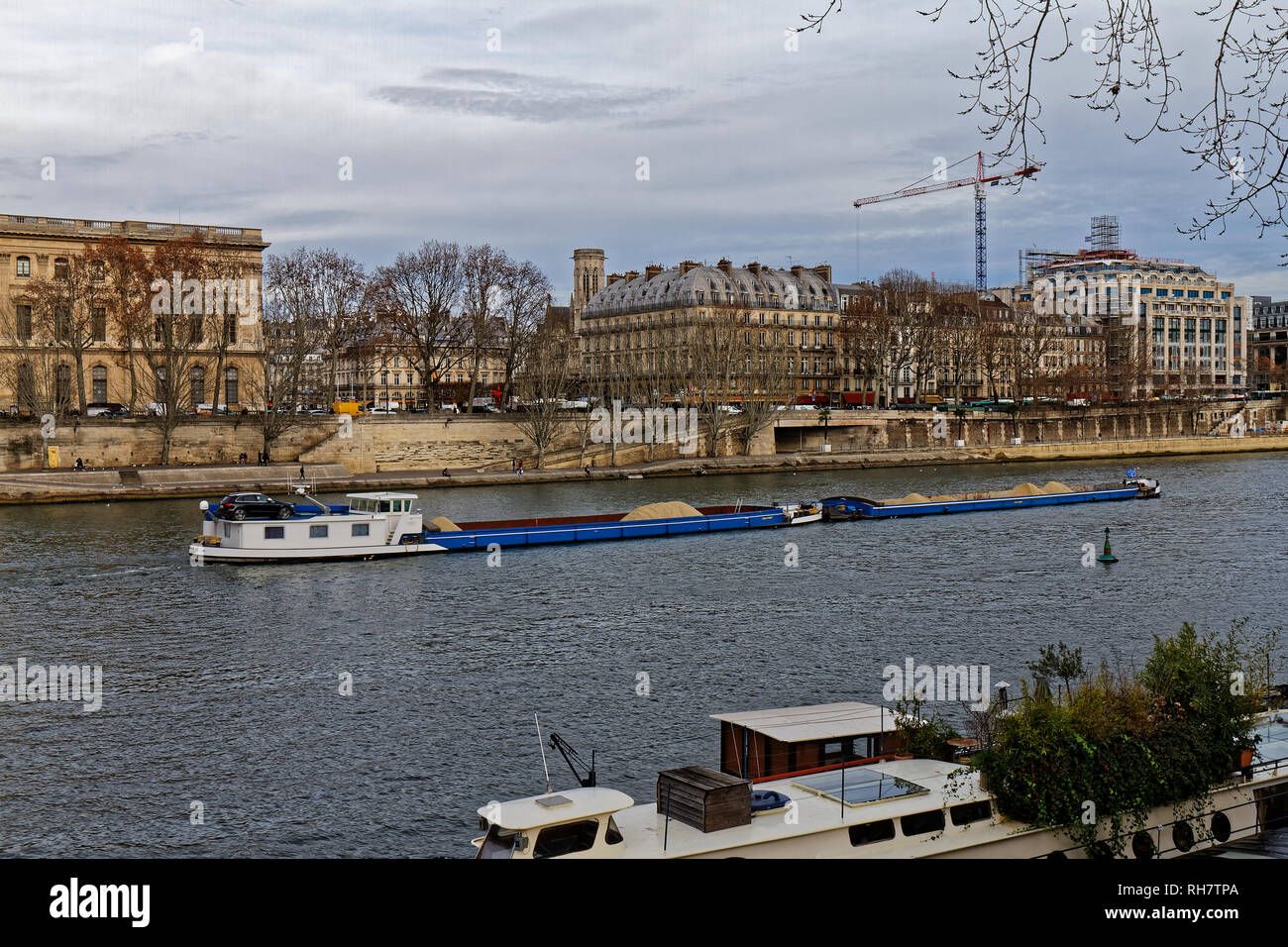 18 Dez 2018 - Paris, Frankreich - Kahn auf dem Fluss Seine Stockfoto
