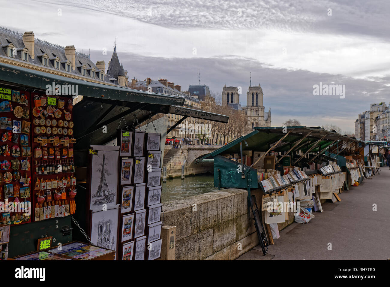 18 Dez 2018 - Paris, Frankreich - Bookstalls an den Ufern der Seine in der Nähe von Notre-Dame Stockfoto