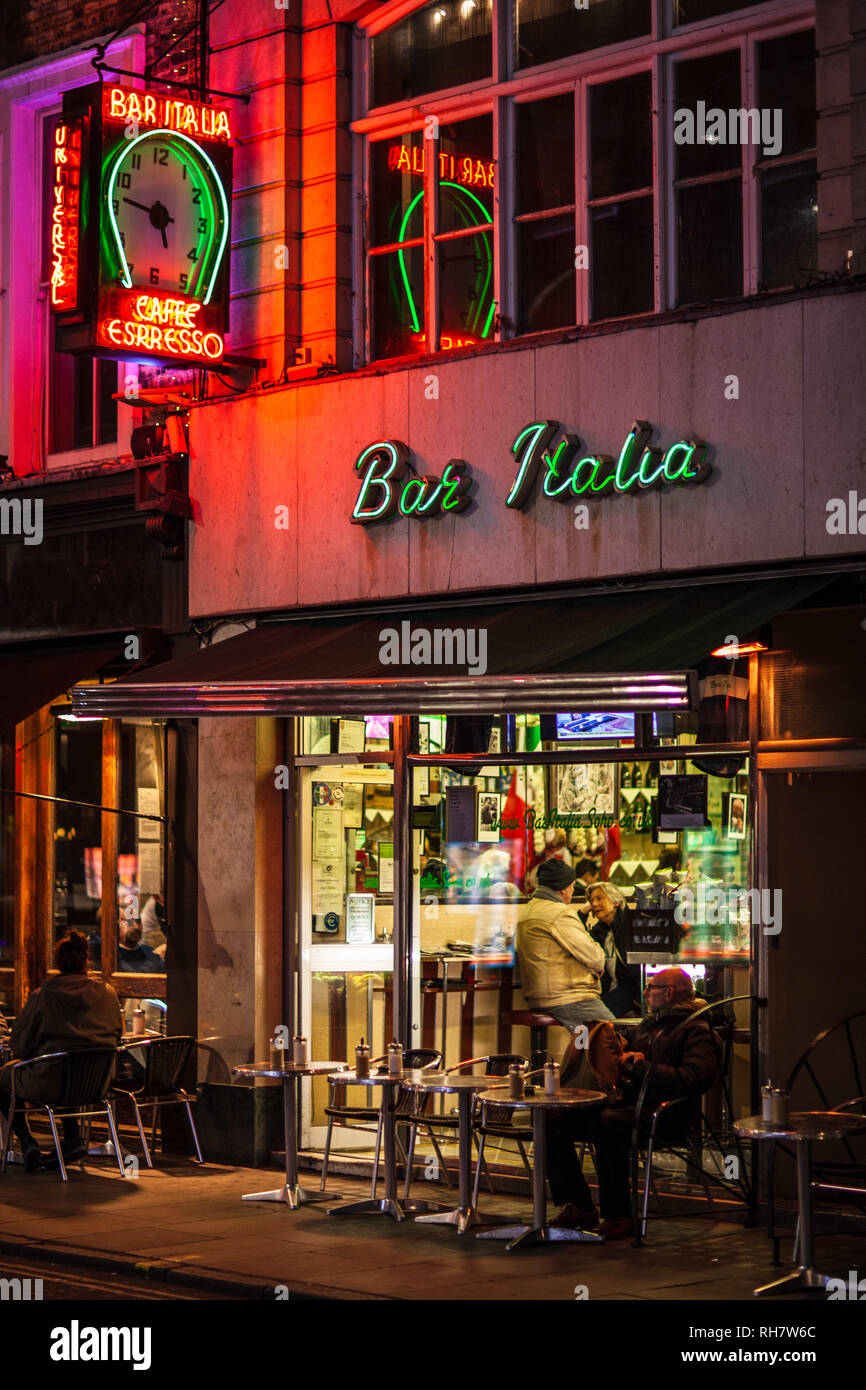 Bar Italia Soho London - Leuchtreklamen außerhalb der berühmten Bar Italia Cafe in der Frith Street im Londoner Stadtteil Soho Entertainment Stockfoto
