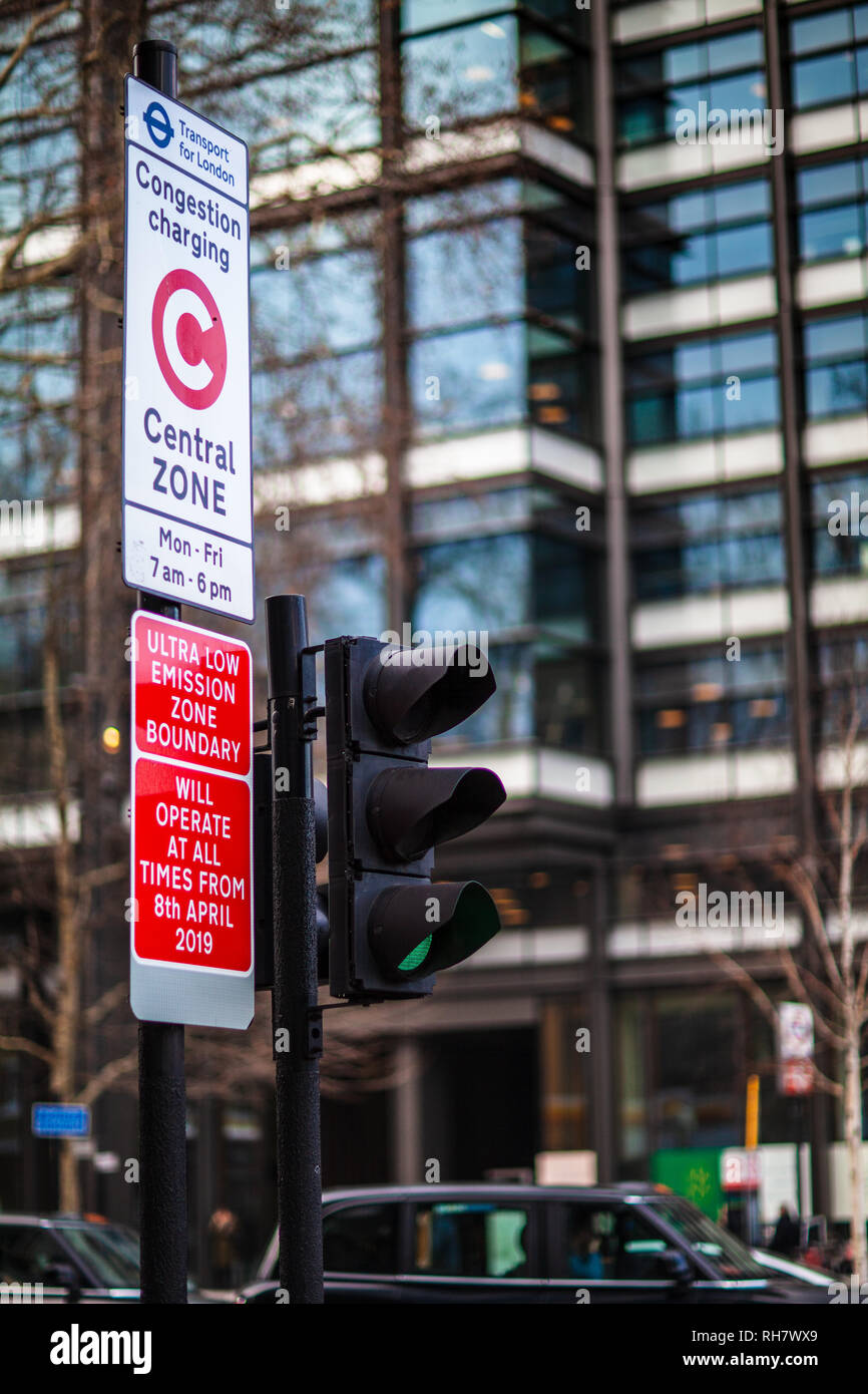 London Congestion Zone - Zeichen für den Beginn der Londoner Mautzone in der Nähe der alten Straße Kreisverkehr im Zentrum von London Stockfoto